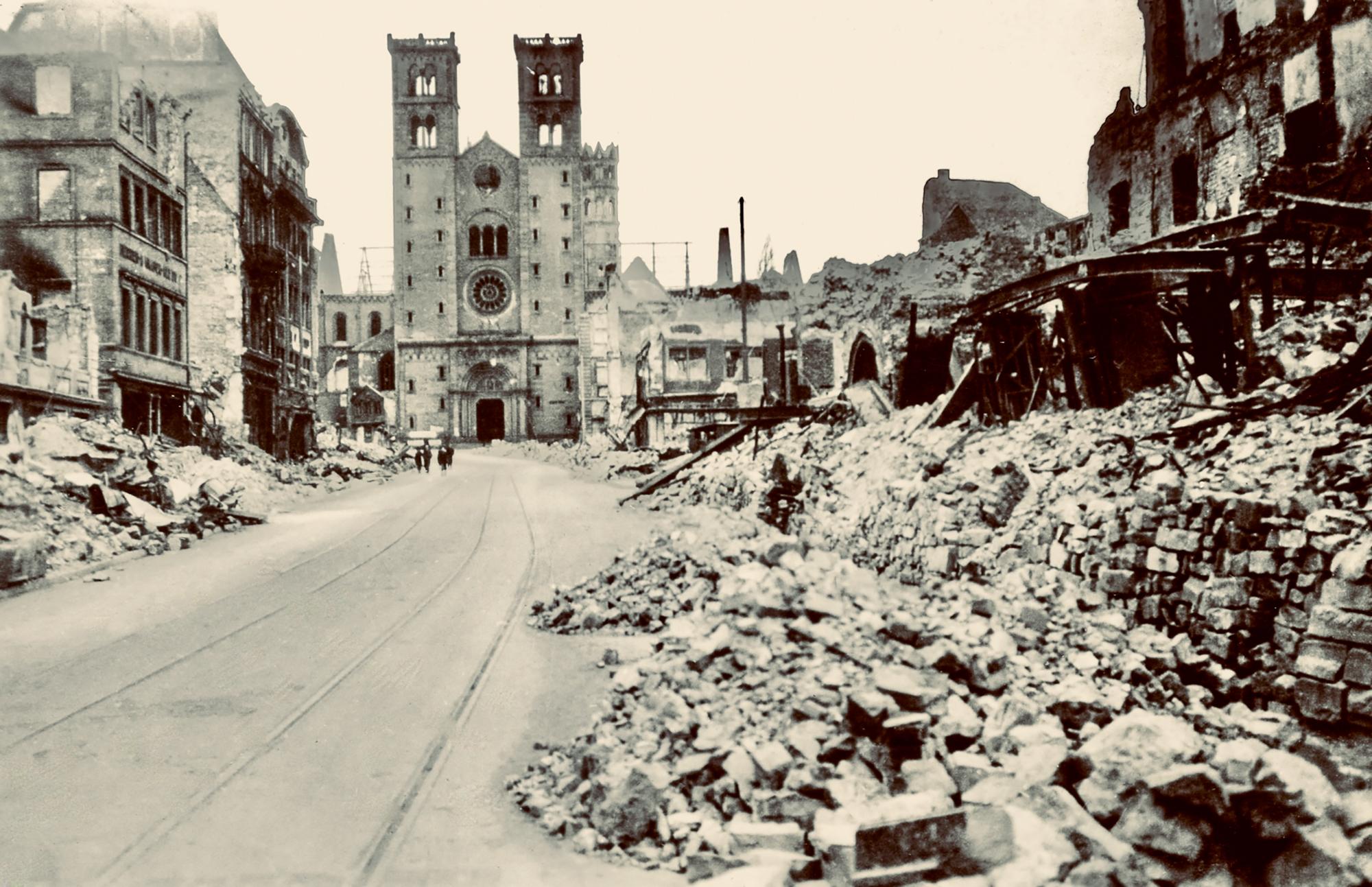 Ansicht der zerstörten Würzburger Domstraße, 1945