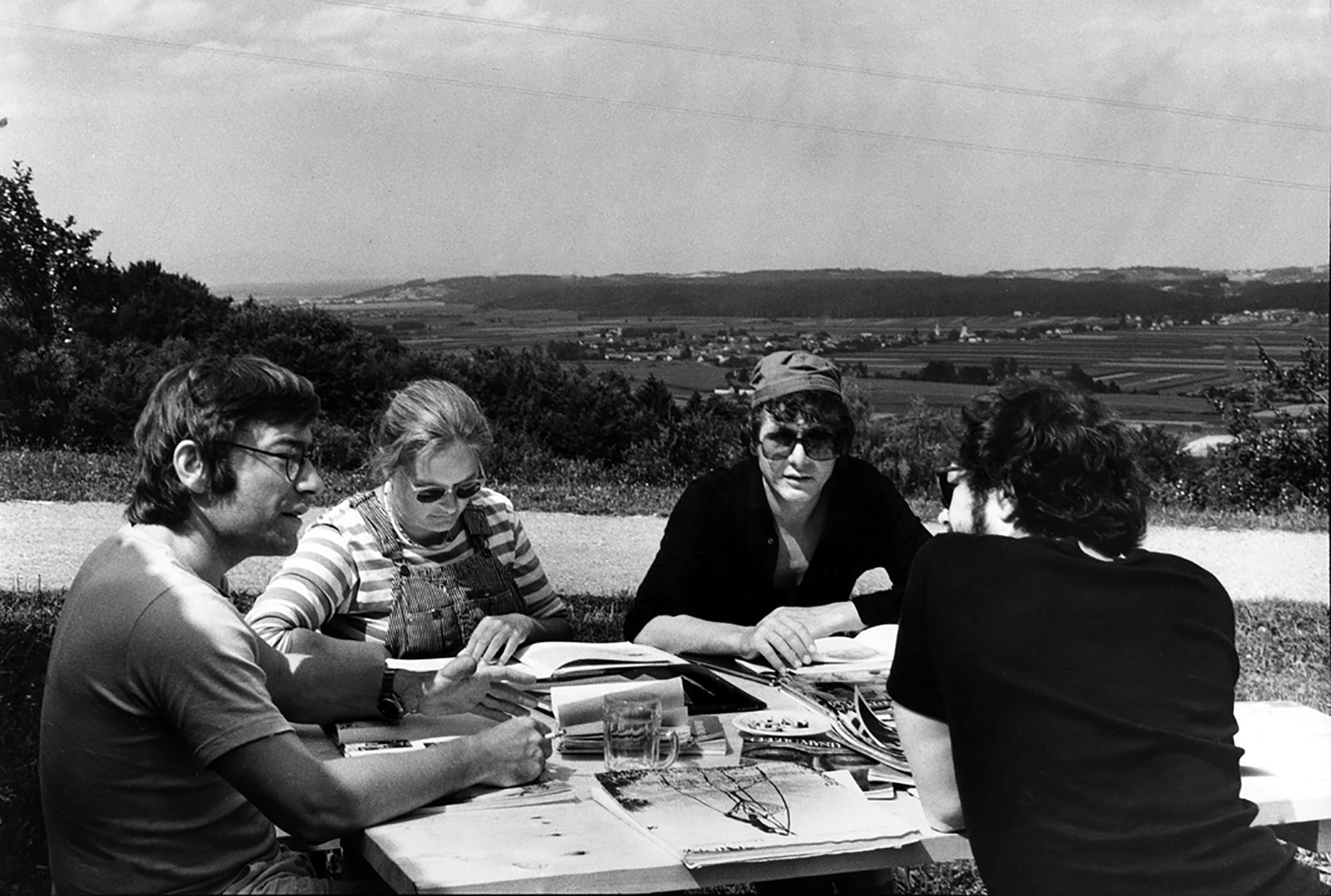 Klaus Zehelein, Nina Ritter, Hans Neuenfels, Erich Wonder bei der Arbeit an „Aida“ im Sommer in Wonders Vierkanthof in Österreich 1979.