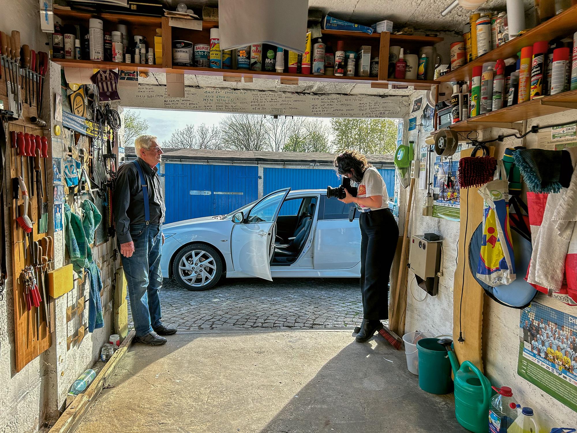 Die Fotografin Maria Sturm während ihrer Arbeit an der Fotoserie „Mitgliederversammlung“ im Rahmen von „#3000Garagen“