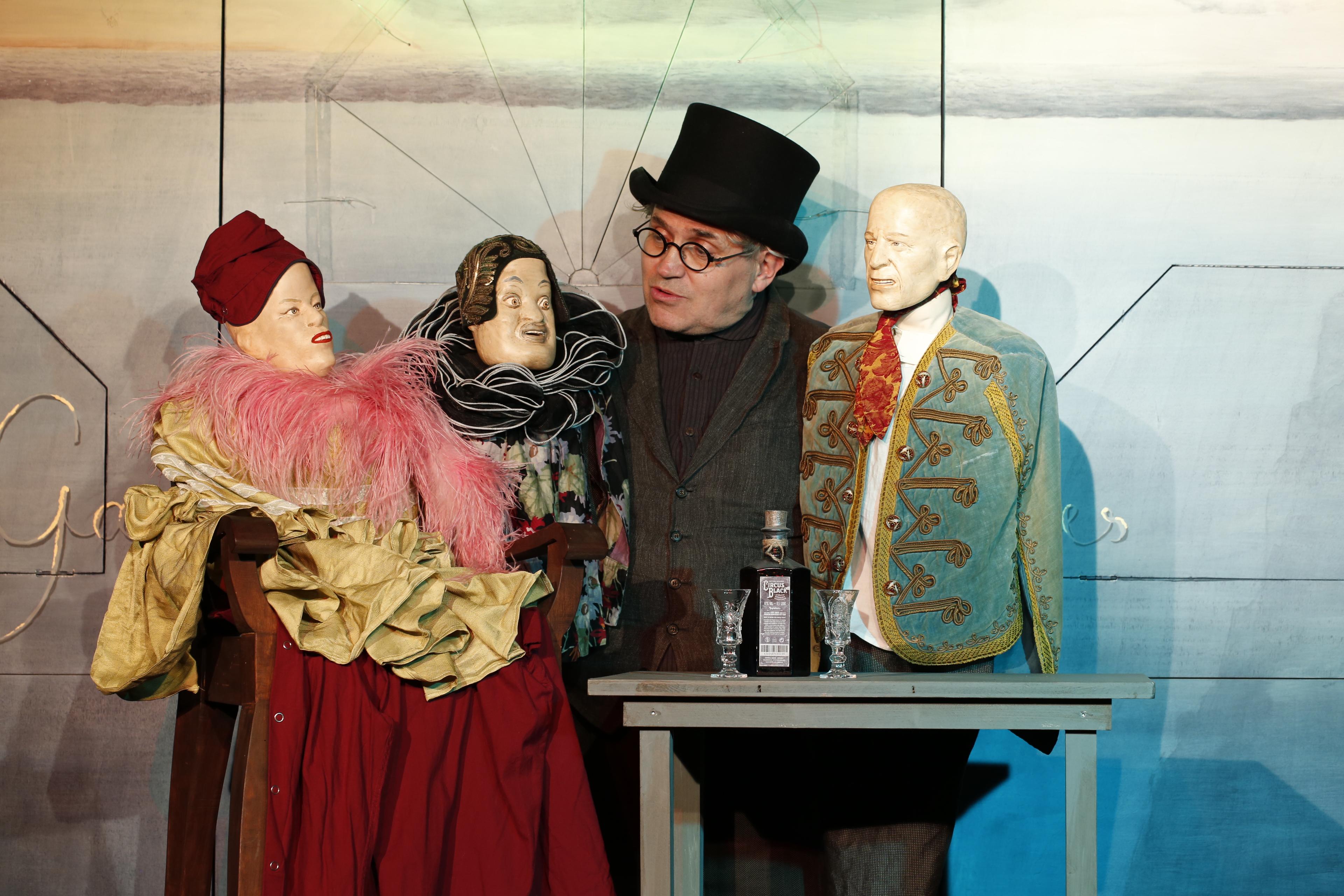 Inspektor Andersen verhört Verdächtige: Karl Huck mit den Puppen der Prinzessin, der Meerhexe und des Prinzen in der Figurensammlung Homunkulus auf Hiddensee. Foto Martin Weinhold