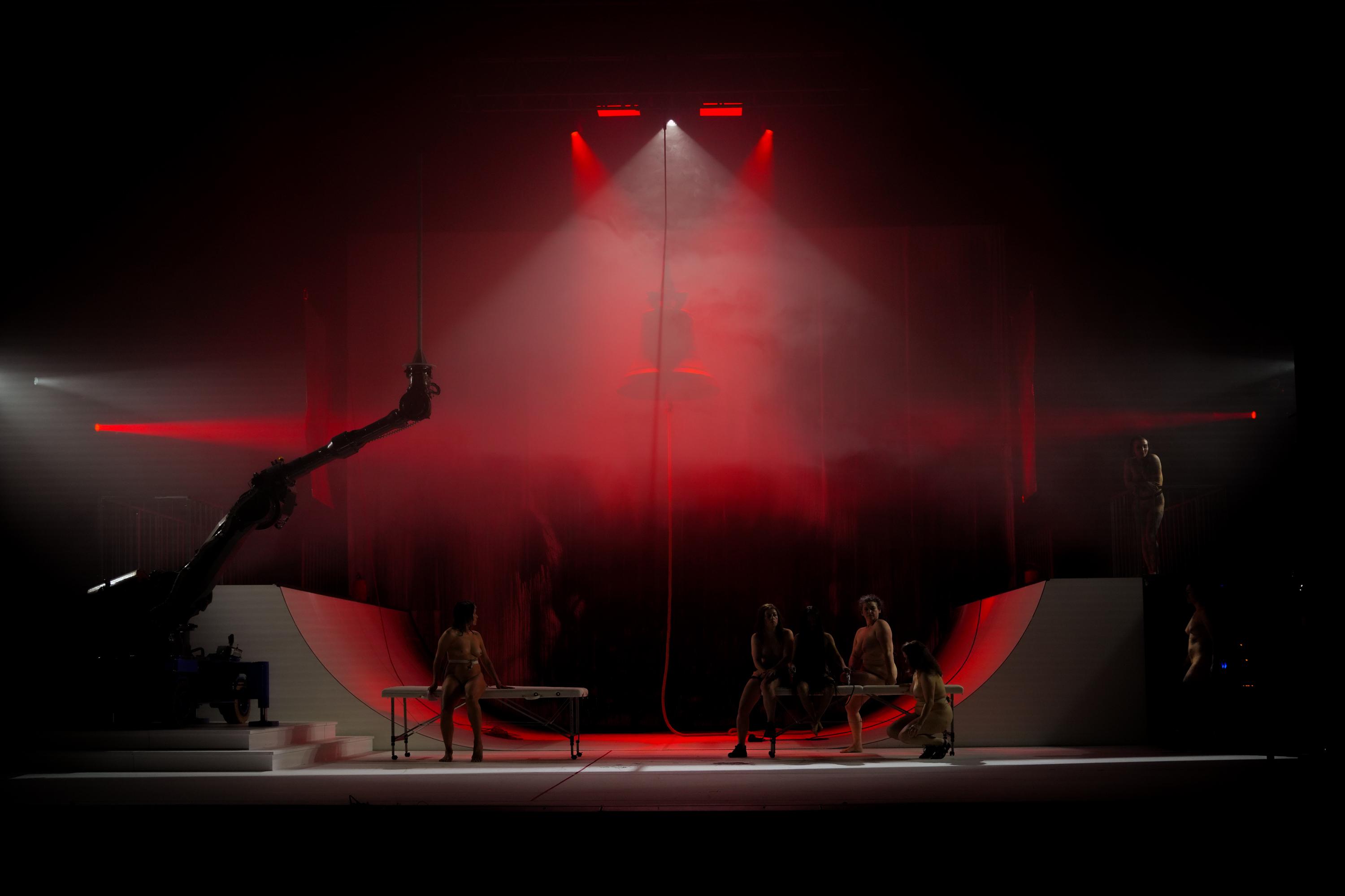 Renée Copraij, Luz De Luna Duran, Emma Rothmann, Cornelia Zink, Annina Machaz, Fibi Eyewalker in „SANCTA“, Regie und Choreografie Florentina Holzinger, am Mecklenburgischen Staatstheater Schwerin. Foto Nicole Marianna Wytyczak