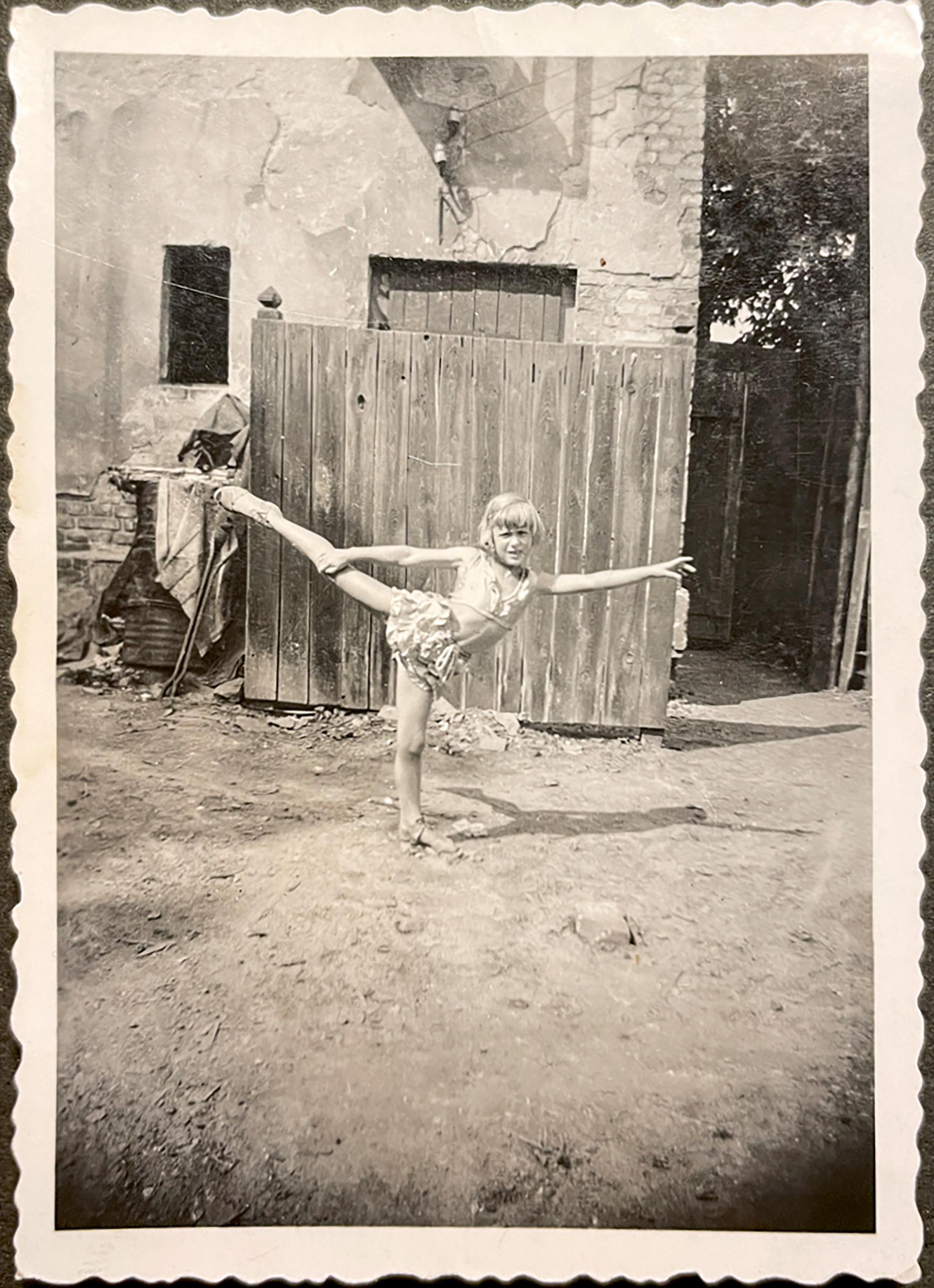 Sylvia Wünsch als Kind im Karlsgarten (ca. 1943).