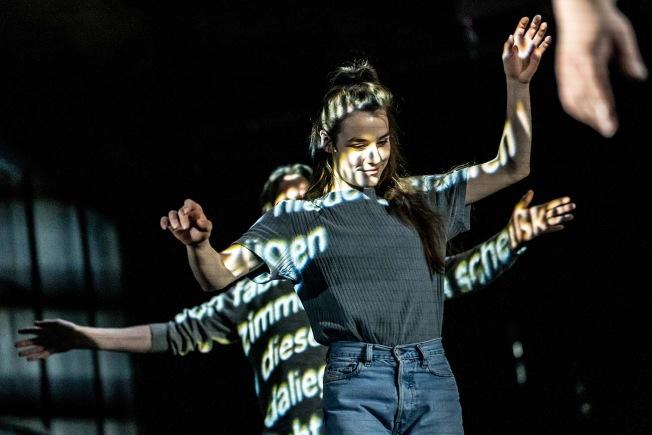 Maike Knirsch in der Inszenierung von Thomas Köcks „Paradies“ in der Regie von Christopher Rüping am Thalia Theater. Foto Krafft Angerer