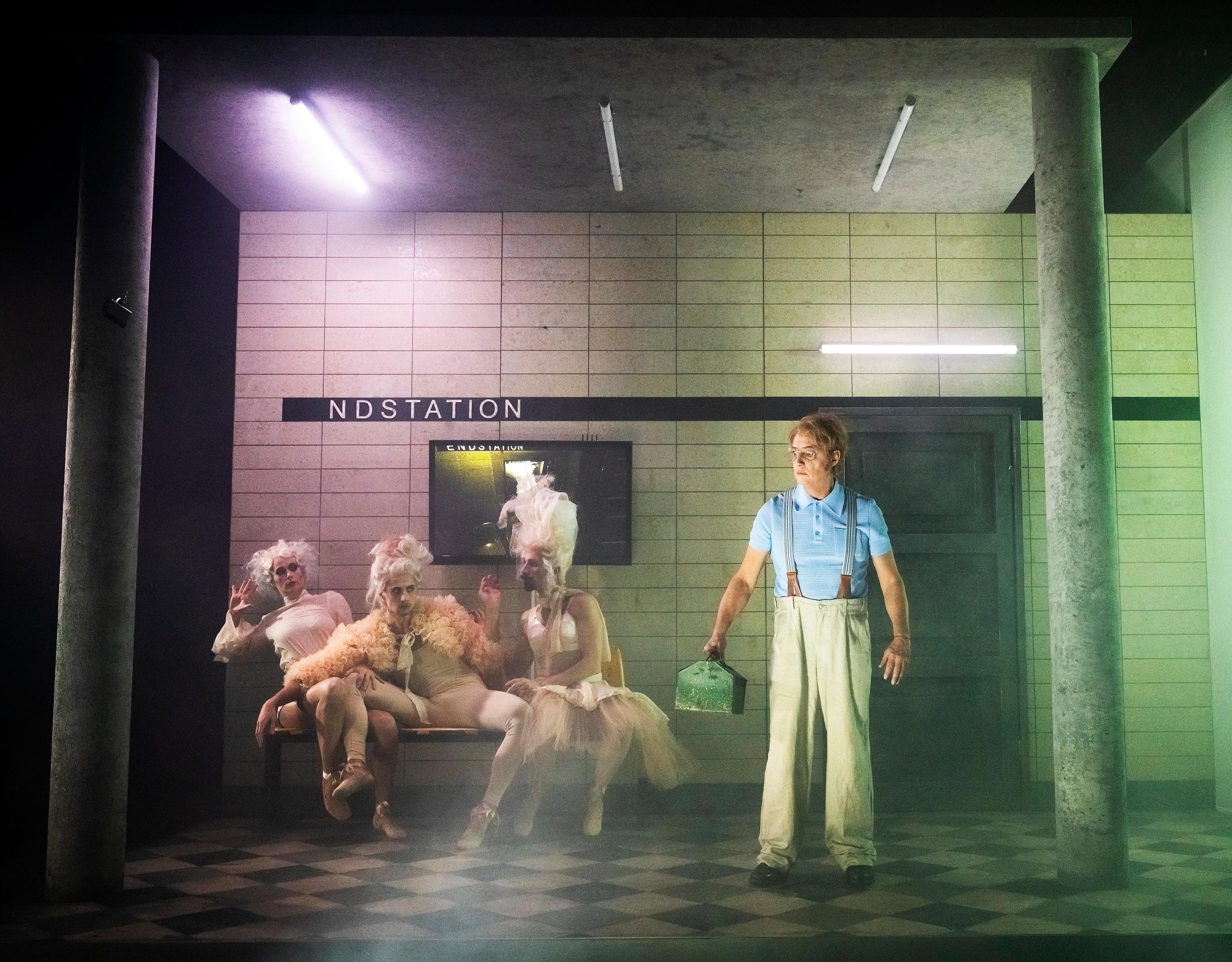 Sprache als Instrument von Macht und Möglichkeiten: „Altbau in zentraler Lage“ von Raphaela Bardutzky, uraufgeführt am Schauspiel Leipzig, war beim inkl.-Festival am Deutschen Theater Berlin zu sehen. Foto Rolf Arnold