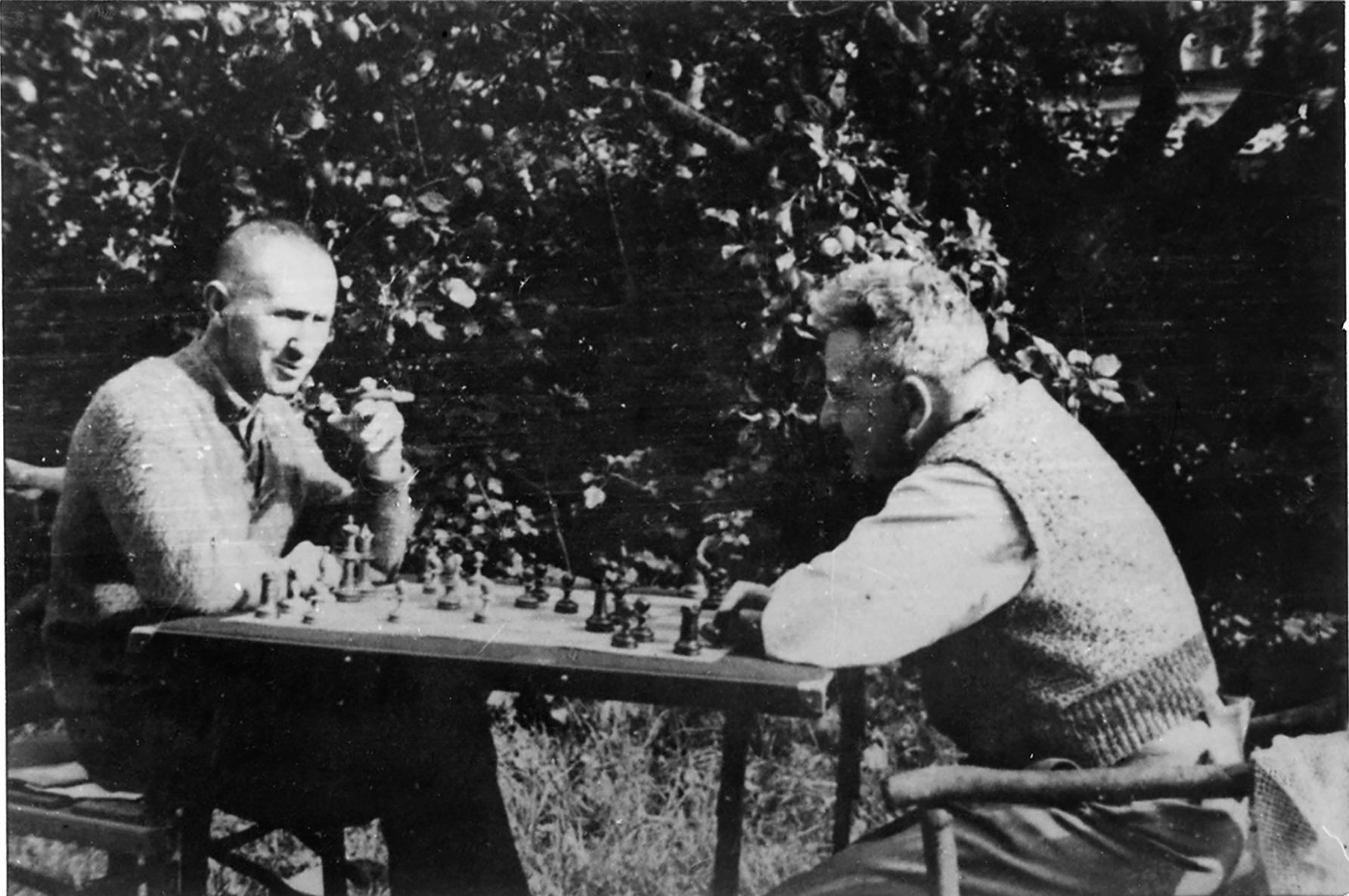 Benjamin und Brecht beim Schach, Skovsbostrand, Sommer 1934. Akademie der  Künste, Berlin, Bertolt-Brecht-Archiv, Fotoarchiv 07/027, Foto: unbekannt