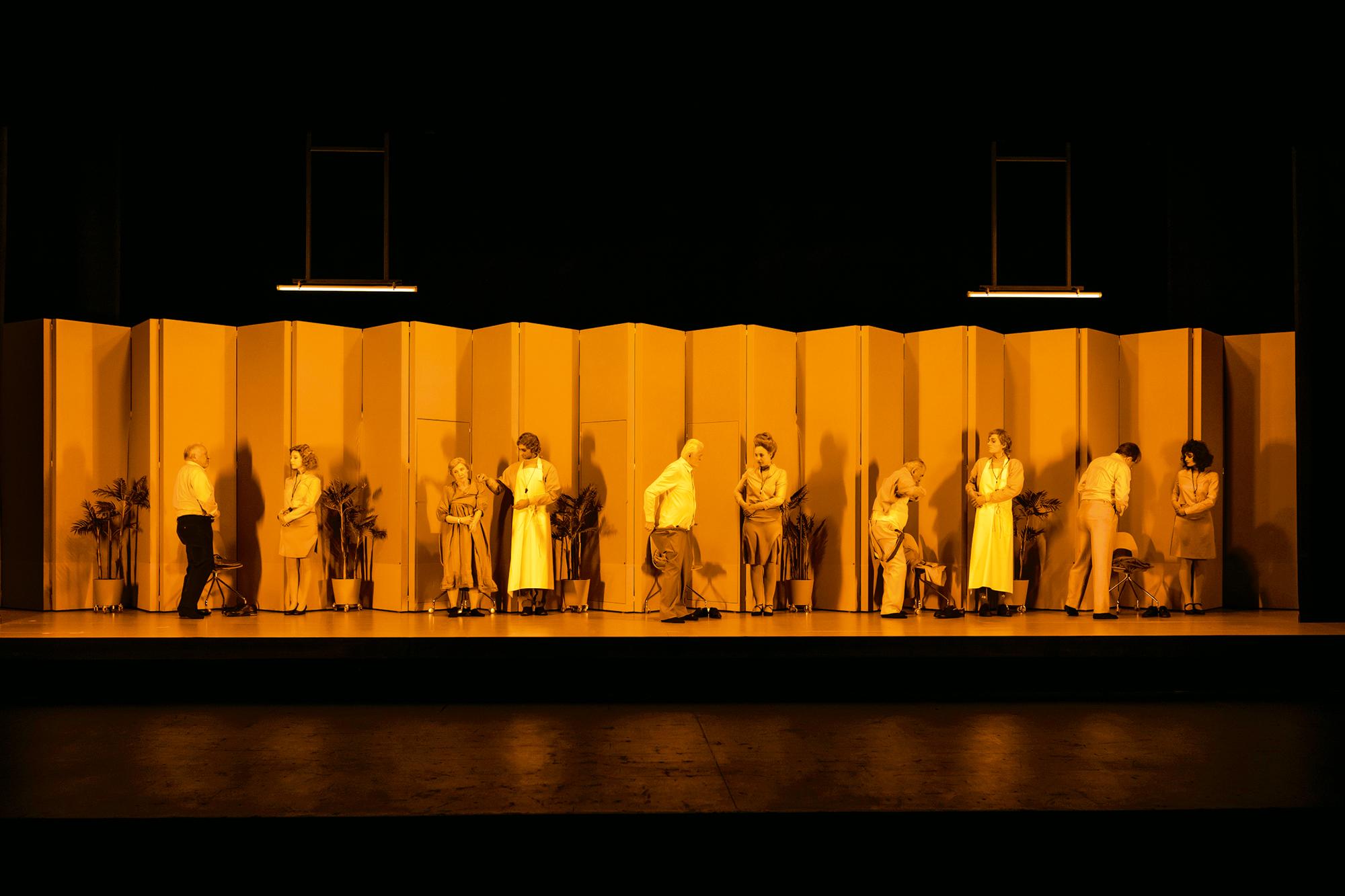 „Zwiegespräch“ von Peter Handke. Regie Rieke Süßkow am Burgtheater Wien, 2022. Bühne Mirjam Stängl, Kostüm Marlen Duken