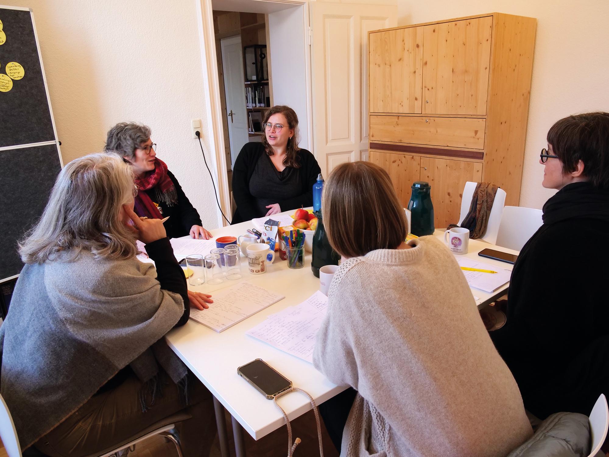 Im Frühjahr 2024 trafen sich Dr. Antonia Napp (KOLK 17), Dr. Kathi Loch (Staatliche Kunstsammlung Dresden), Mascha Erbelding (Münchner Stadtmuseum) und Mareike Gaubitz (Deutsches Forum für Figurentheater und Puppenspielkunst) zusammen mit Prof. Dr. Meike Wagner (Theaterwissenschaft München), um Ideen für das 4PS-Bündnis zu entwickeln