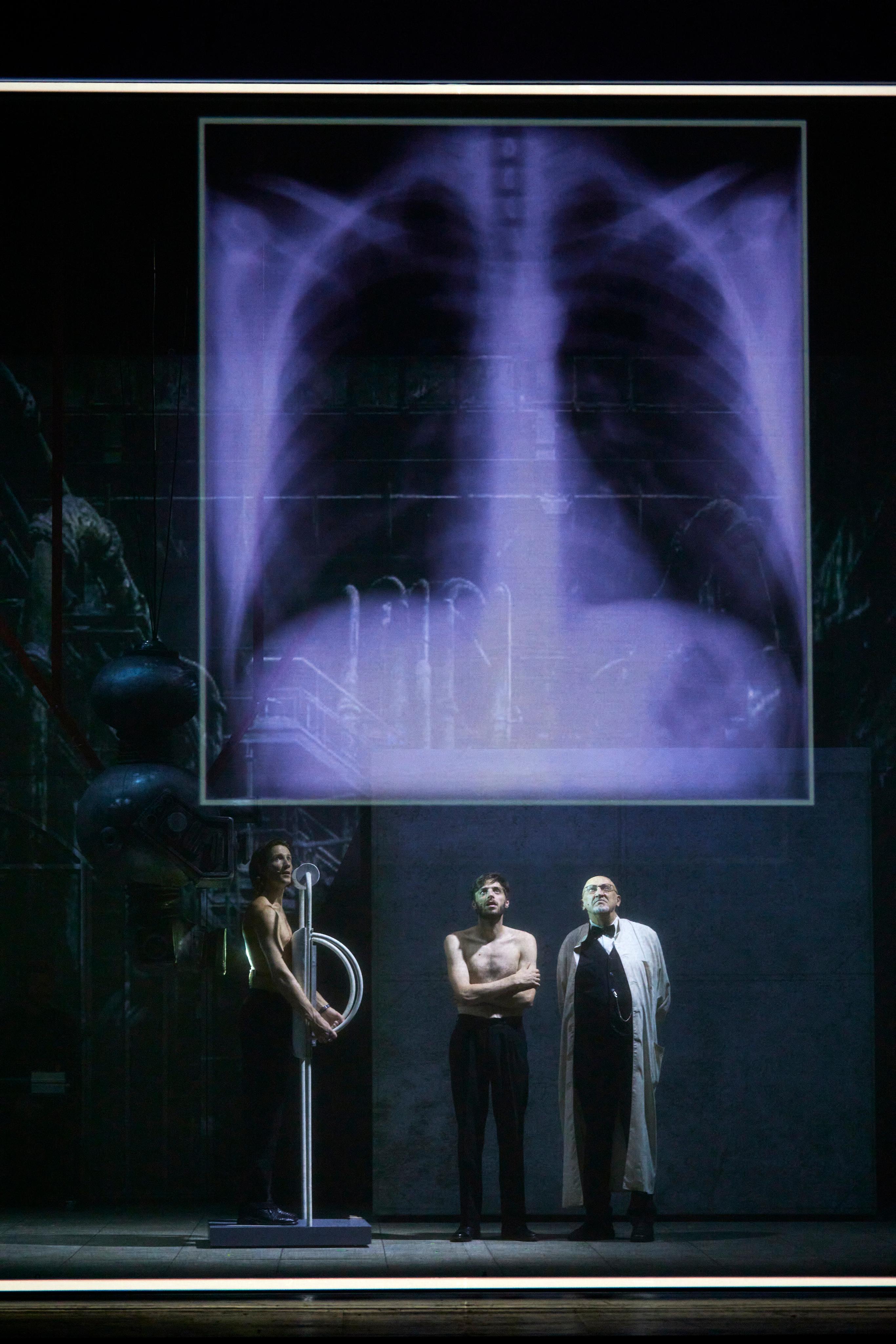 Matas Dirginčius (Joachim Ziemßen), Donatas Želvys (Hans Castorp), Valentinas Masalskis (Hofrat Behrens) in „Der Zauberberg“, Regie Kristian Lupa, bei den Salzburger Festspielen. Foto SF/Konrad Fersterer