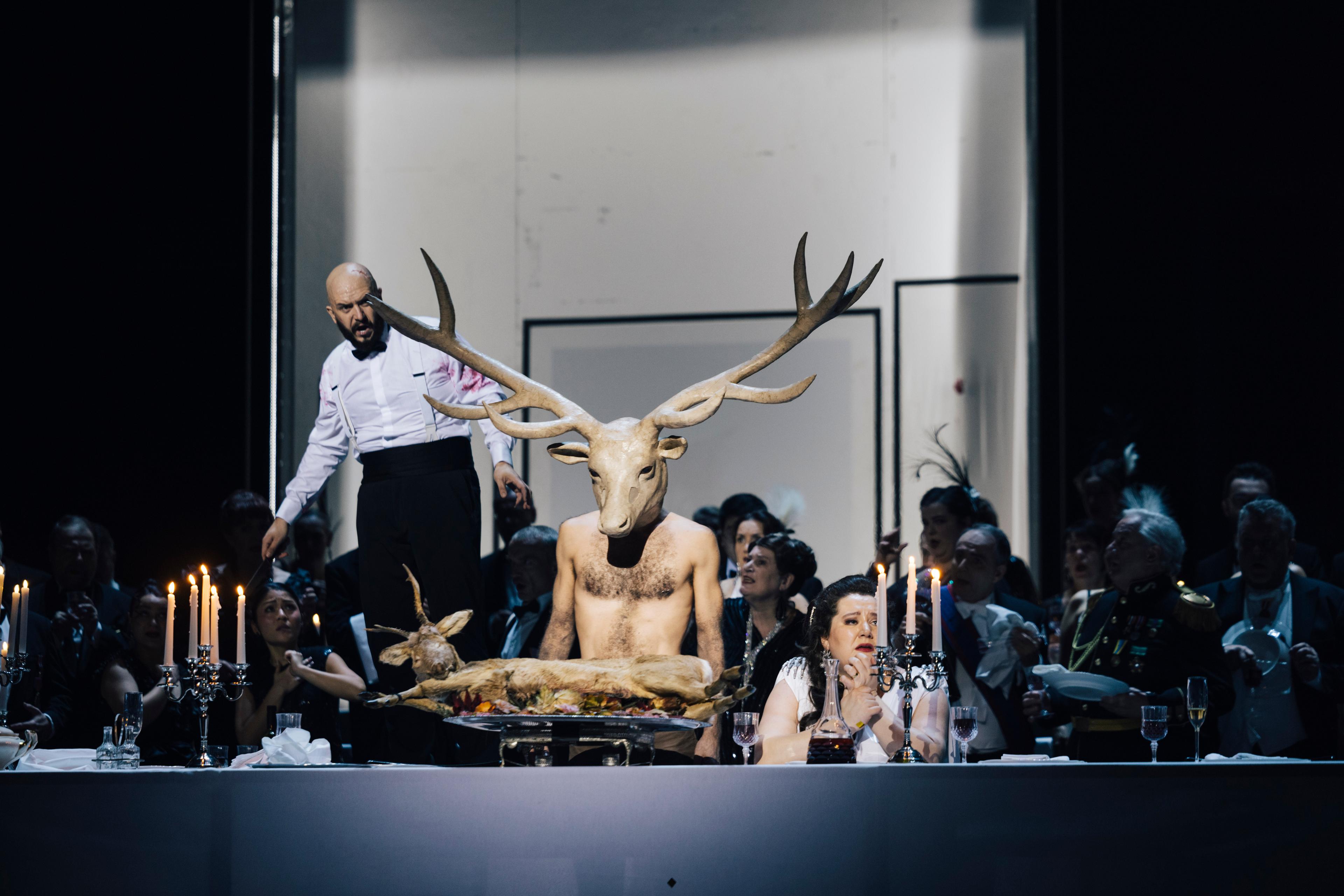 Roman Burdenko und Felicia Moore als Ehepaar Macbeth in der gleichnamigen Oper in der Regie von Marie-Ève Signeyrole an der Deutschen Oper Berlin. Foto Eike Walkenhorst