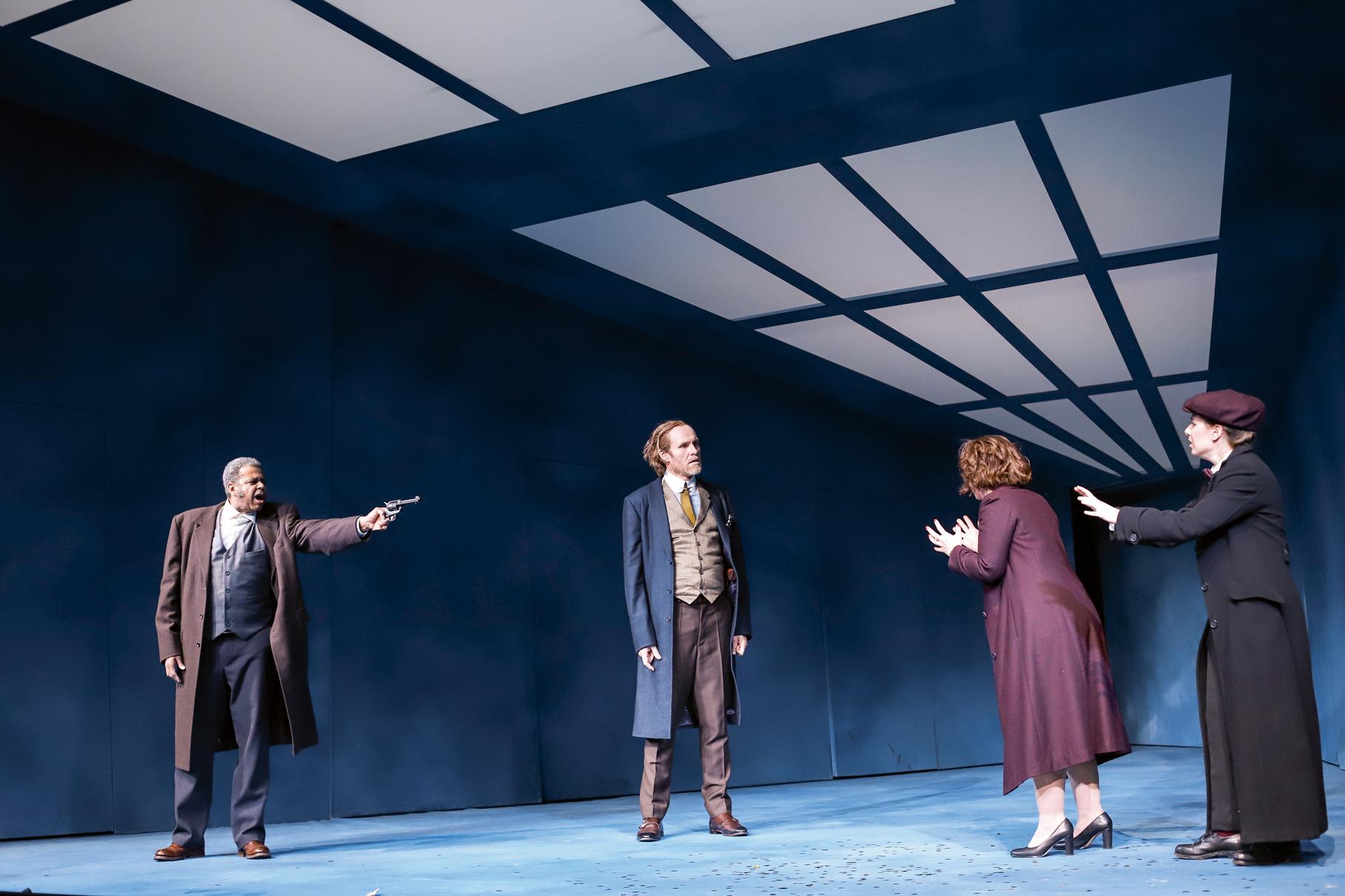 Temporeich vorgetragenes Schauspielertheater: Falilou Seck, Niels Bormann, Orit Nahmias, Aysima Ergün in „Rabatt“ am Maxim Gorki Theater. Foto Lutz Knospe