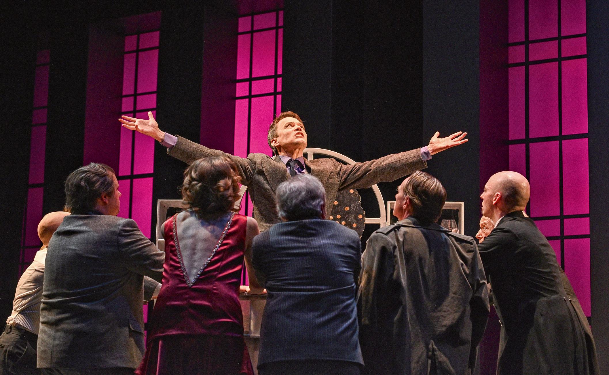 Starke Charakterporträts des Ensembles: Marcus Michalski als Erik Jan Hanussen in „Der große Hanussen“ in der Regie von Klaus Hemmerle. Foto Patrick Pfeiffer