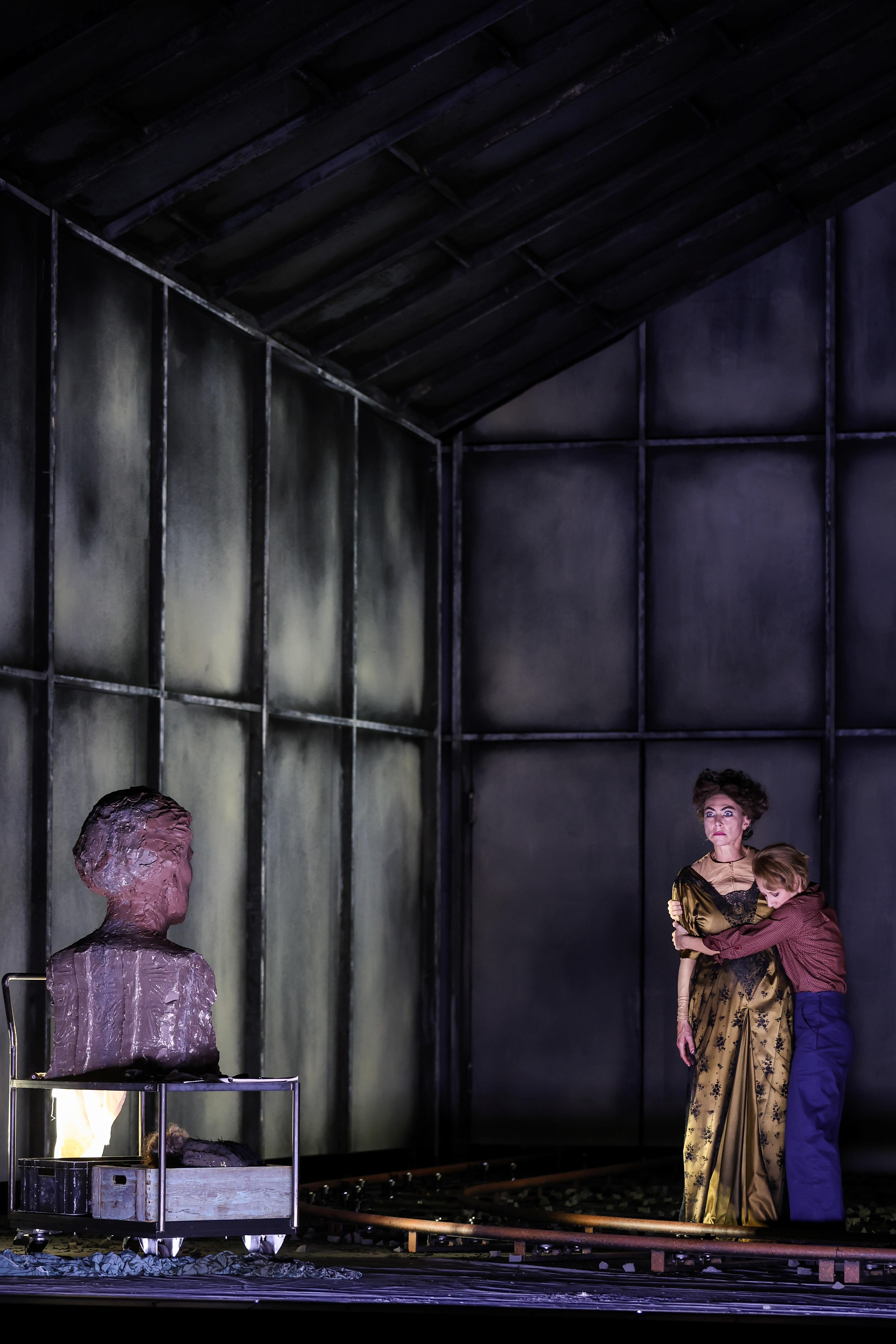 Annette Dasch als Alma Mahler-Gropius-Werfel und Annelie Sophie Müller als Anna, Tochter von Mahler in „Alma“ von Ella Milch-Sheriff  an der Volksoper Wien. Foto Barbara Pálffy/Volksoper Wien