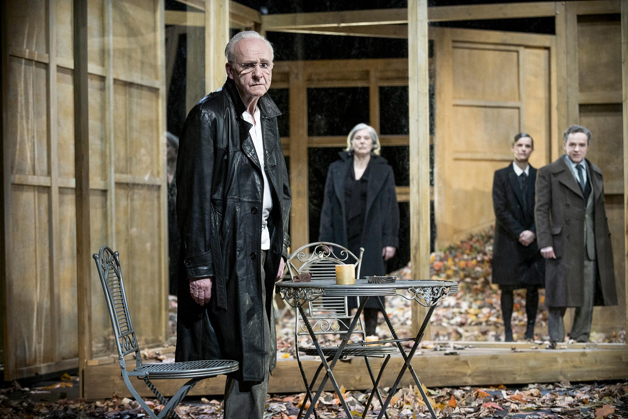 Thomas Hürlimann – DAS GARTENHAUS (Oberhausen 2014/ Freiburg 2017, Regie: Peter Carp); v. l. n. r.: Hartmut Stanke, Margot Gödrös, Susanne Burkhard, Klaus Zwick