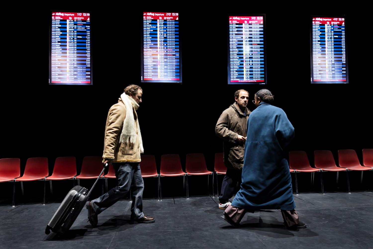Bastian Reiber, Damir Avdic und Alina Vimbai Strähler in „Glaube, Geld, Krieg und Liebe“ an der Schaubühne Berlin. 