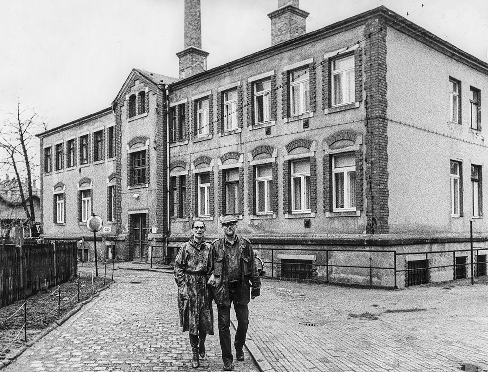 C.M. und B. K. Tragelehn am 1. Mai 1984 vor dem Haus am Hüblerplatz in  Dresden-Striesen, in dem T. von 1947 bis 1955 bei seinen Eltern groß wurde.