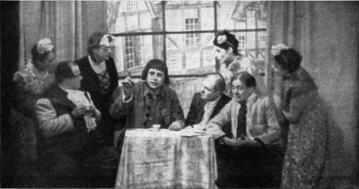 „Mr. Gulliver Goes To School“ (Revue). Eingangsszene. Von links nach rechts: Mowgli, Gerhard Kempinski, Annemarie Hase, Peter Cozons, Gustav Philip, Ellen Mosner, Paul Hartmuth, Charlotte Küter. (Regie: Paul Hardtmuth)
