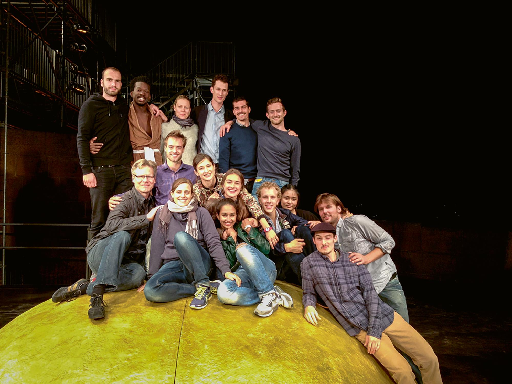 Die Dance Company Nanine Linning/Theater Heidelberg im Juli 2015 Hintere Reihe: Konrad Ruda (Tontechnik), Kyle Patrick (Tanz), Nanine Linning (Künstl. Leitung Tanz), Jesse Hanse (Tanz), Paolo Amerio (Tanz), David Pallant (Tanz) Reihe Mitte schräg: Thomas Walschot (Tanz), Francesca Imoda (Tanz), Eden Orrick (Tanz), Wessel Oostrum (Tanz), Ting-An Ying (Tanz),  Phillip Koban (Dramaturgie) Reihe vorne schräg: Stefan Kaumkötter (Company Management), Morgane de Toeuf (Choreograf. Assistenz), Mallika Baumann (Tanz); N. N. (Gast)