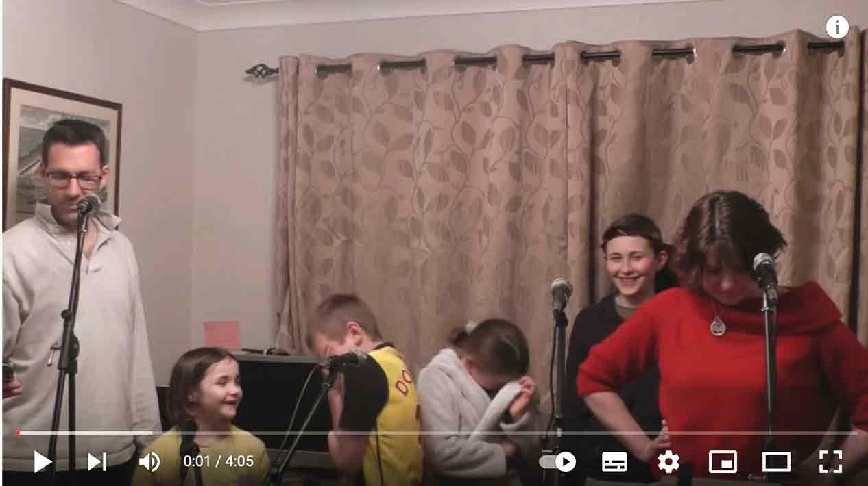 One Day More (Marsh Family, 29. März 2020 auf Facebook und YouTube gepostet, https://www.youtube.com/watch?v=JbDPdLsFPkc) Screenshot.