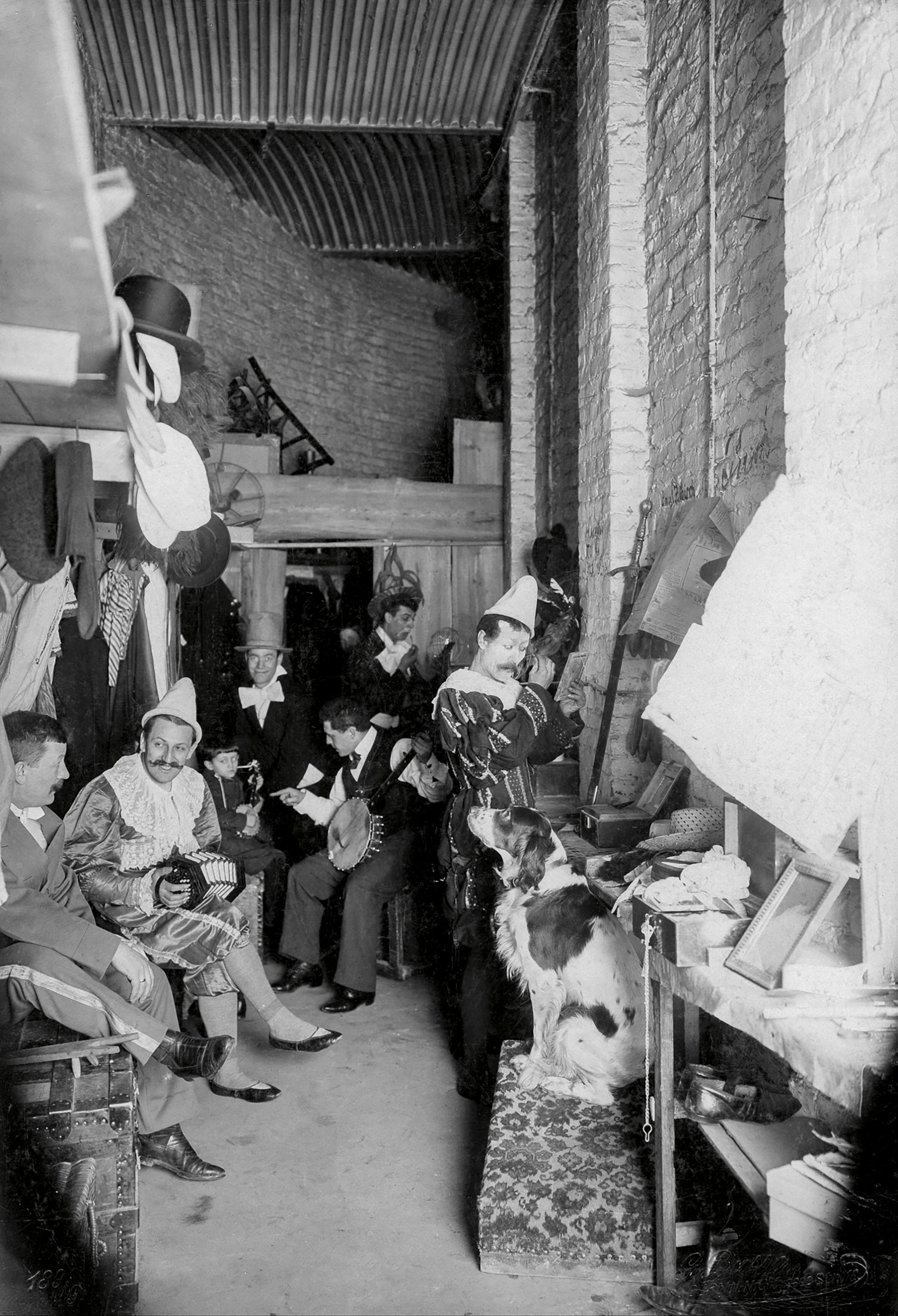 Künstler in ihrer Garderobe bei Circus Busch (1899).