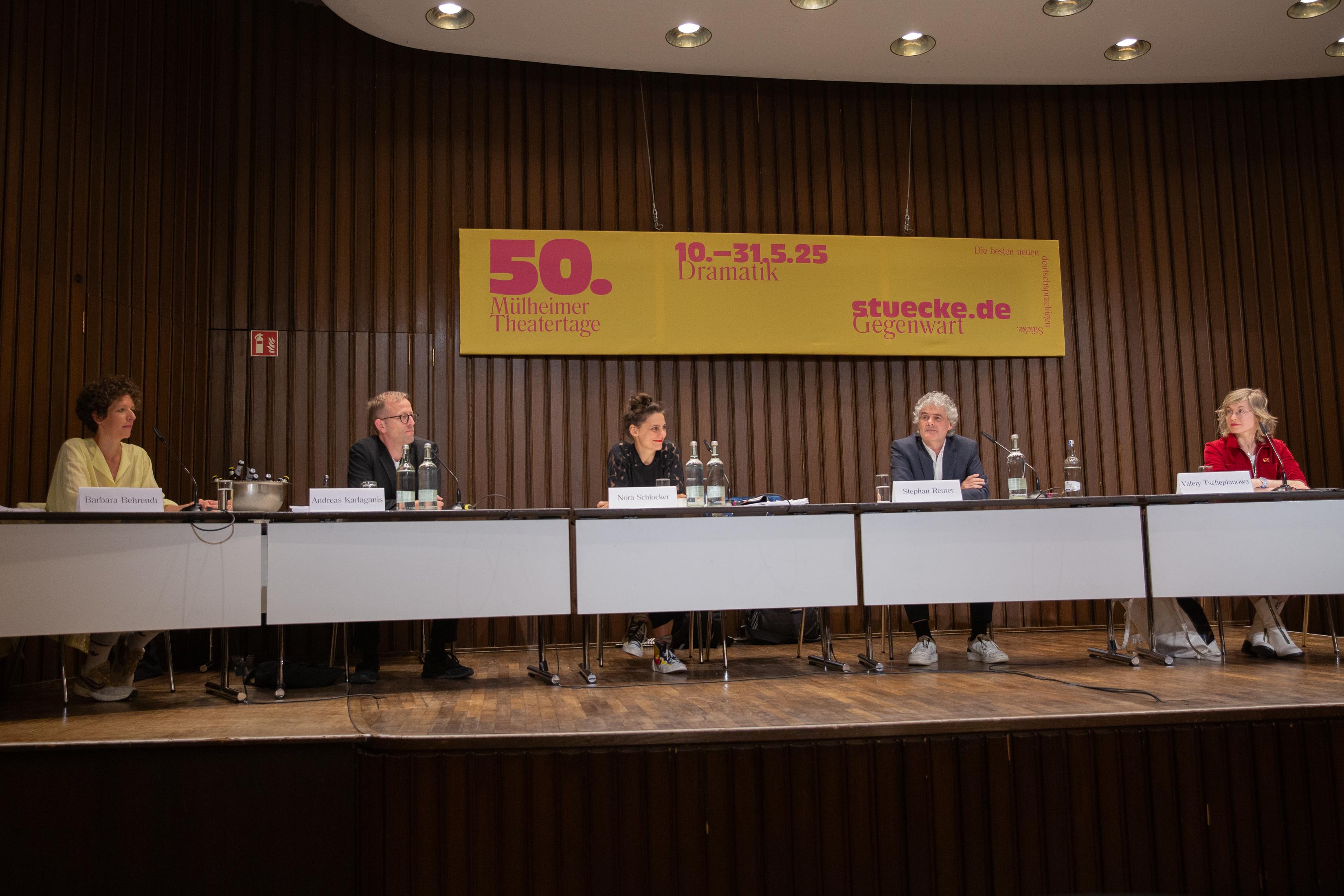 Die Jurydebatte zum 50. Mülheimer Dramatikpreis. Foto Daniela Motzkus