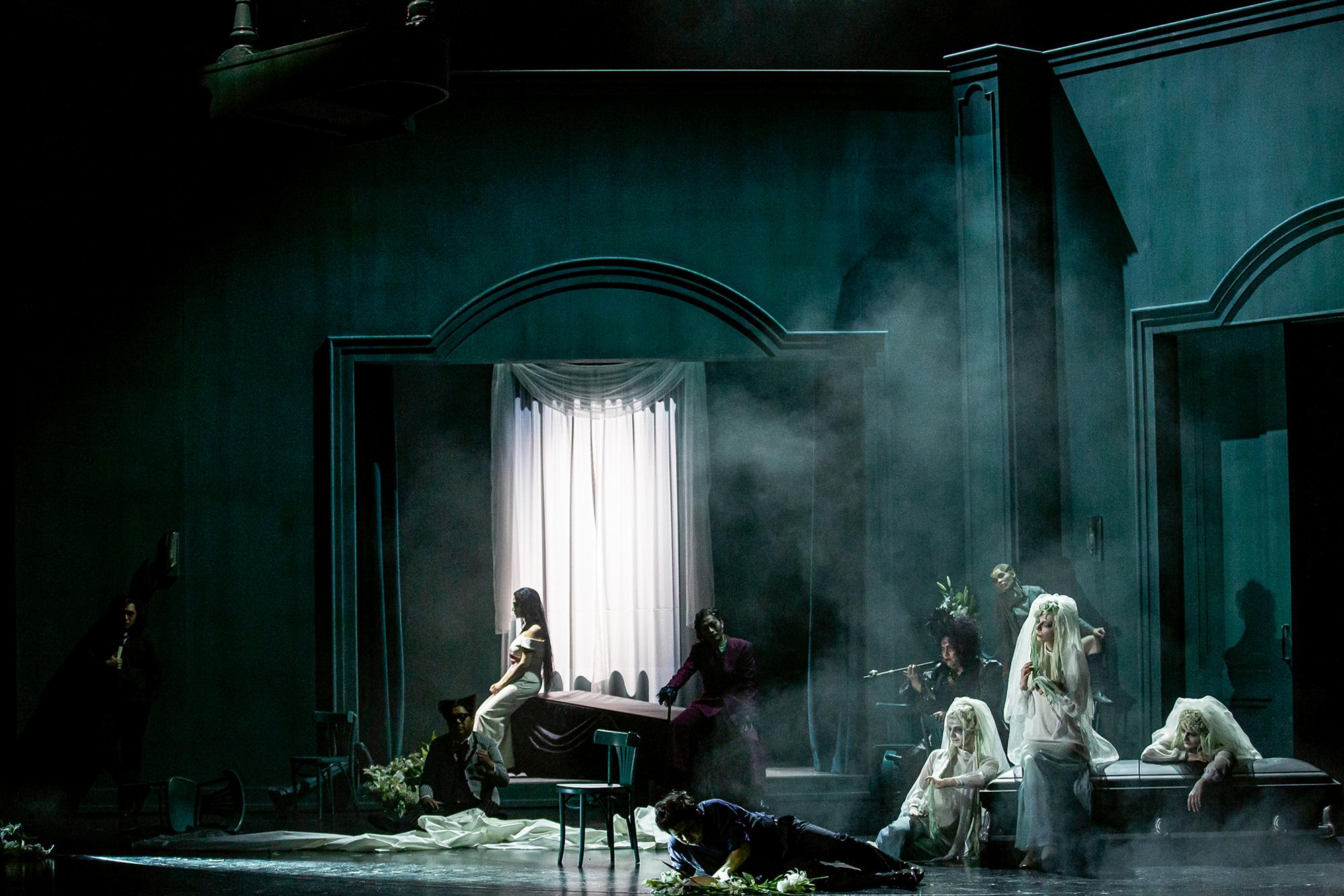 Antonín Dvořák – RUSALKA (Freiburg 2023, Regie: Kateryna Sokolova); v. l. n. r.: Ani Yorentz, Jin Seok Lee, Jenish Ysmanov, Anja Jung, Janina Staub, Inga Schäfer, Lila Chrisp, Alina Kirchgäßner