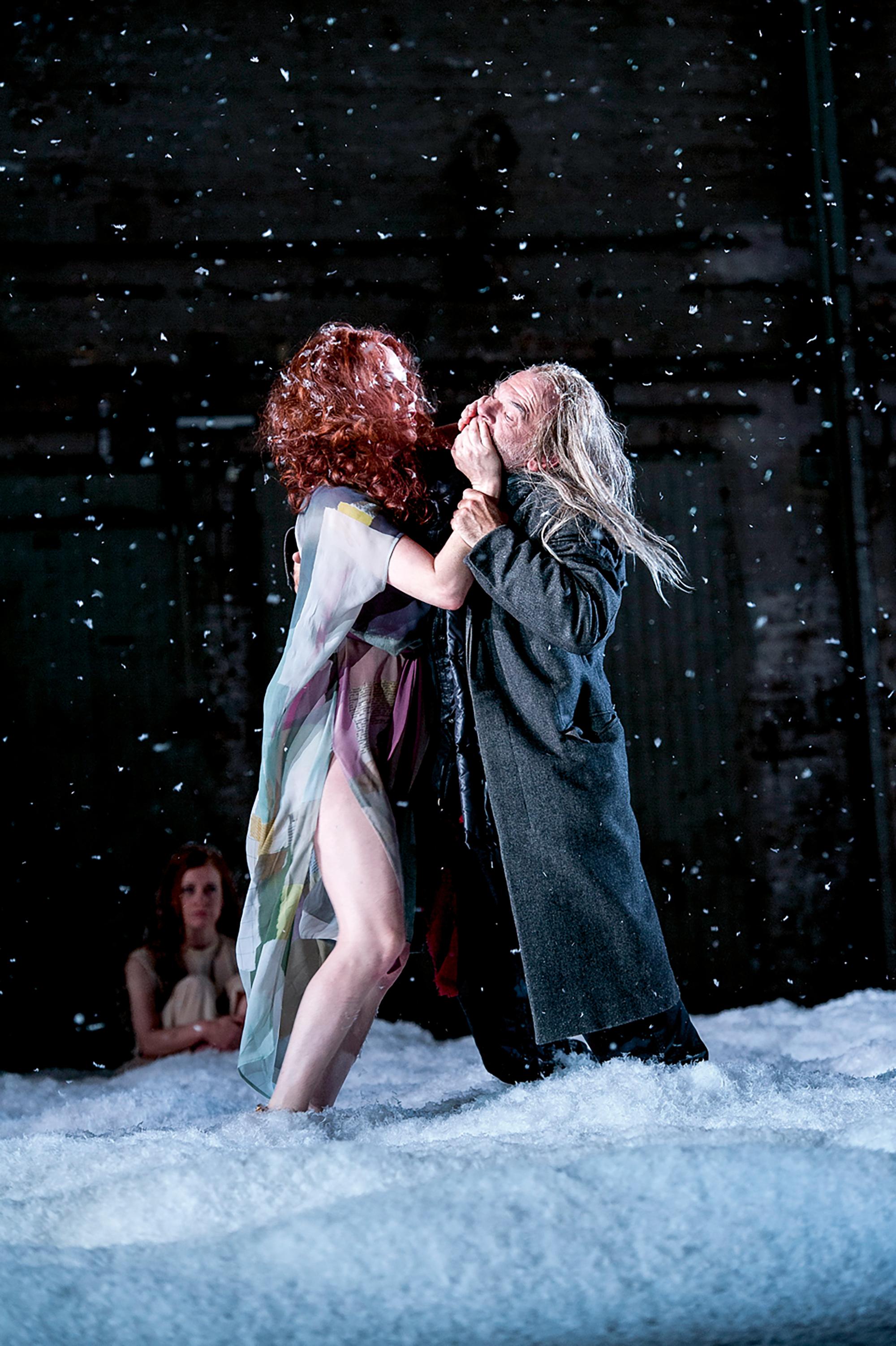   Caroline Peters (Ella Rentheim), Birgit Minichmayr (Gunhild Borkman), Martin Wuttke (John Gabriel Borkman) in „John Gabriel Borkman“ nach Henrik Ibsen von Simon Stone. Regie Simon Stone am Burgtheater, Wien. Premiere im Akademietheater 28. Mai 2015. Koproduktion mit den Wiener Festwochen und dem Theater Basel