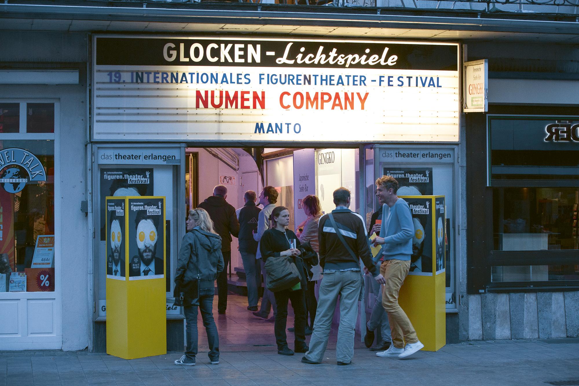 Eingang des Festivalspielorts Glocken-Lichtspiele. 2015