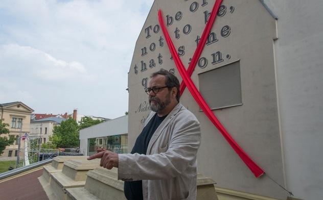 Der Alleinunterhalter muss gefallen – daran hängt seine Existenz. Der Schauspieler, Regisseur und Intendant Matthias Brenner vor dem Neuen Theater Halle. Foto Holger Herschel