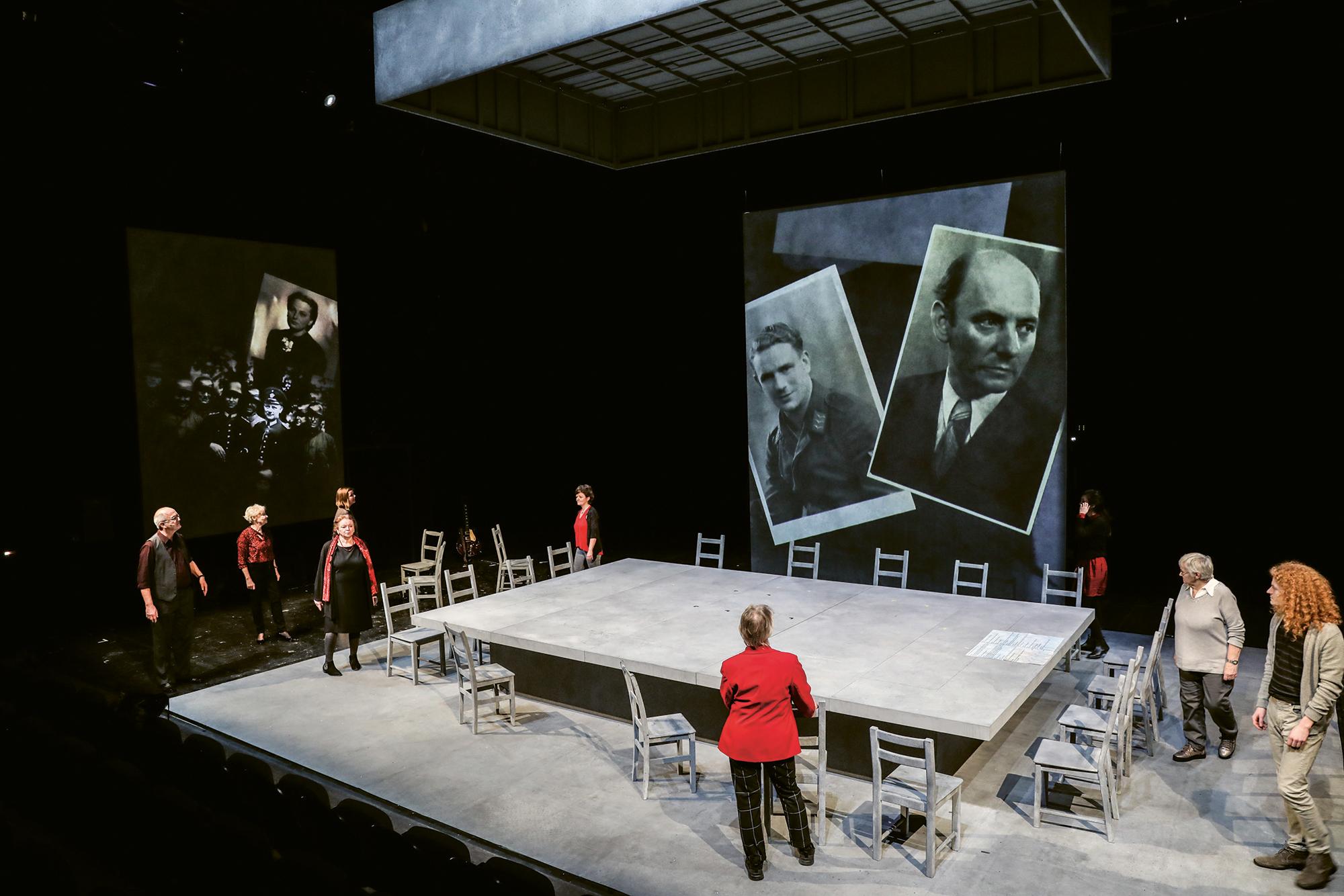 Blick zurück nach vorn — Familienchroniken gegen das Vergessen — Bürgerbühne — Regie und Konzept: Christof Seeger-Zurmühlen. UA: Düsseldorfer Schauspielhaus 2020