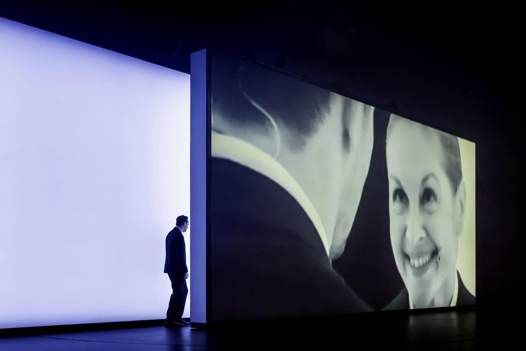 Szene aus „Faust I“ bei den Salzburger Festspielen in Koproduktion mit dem Residenztheater München in der Regie von Ulrich Rasche. 