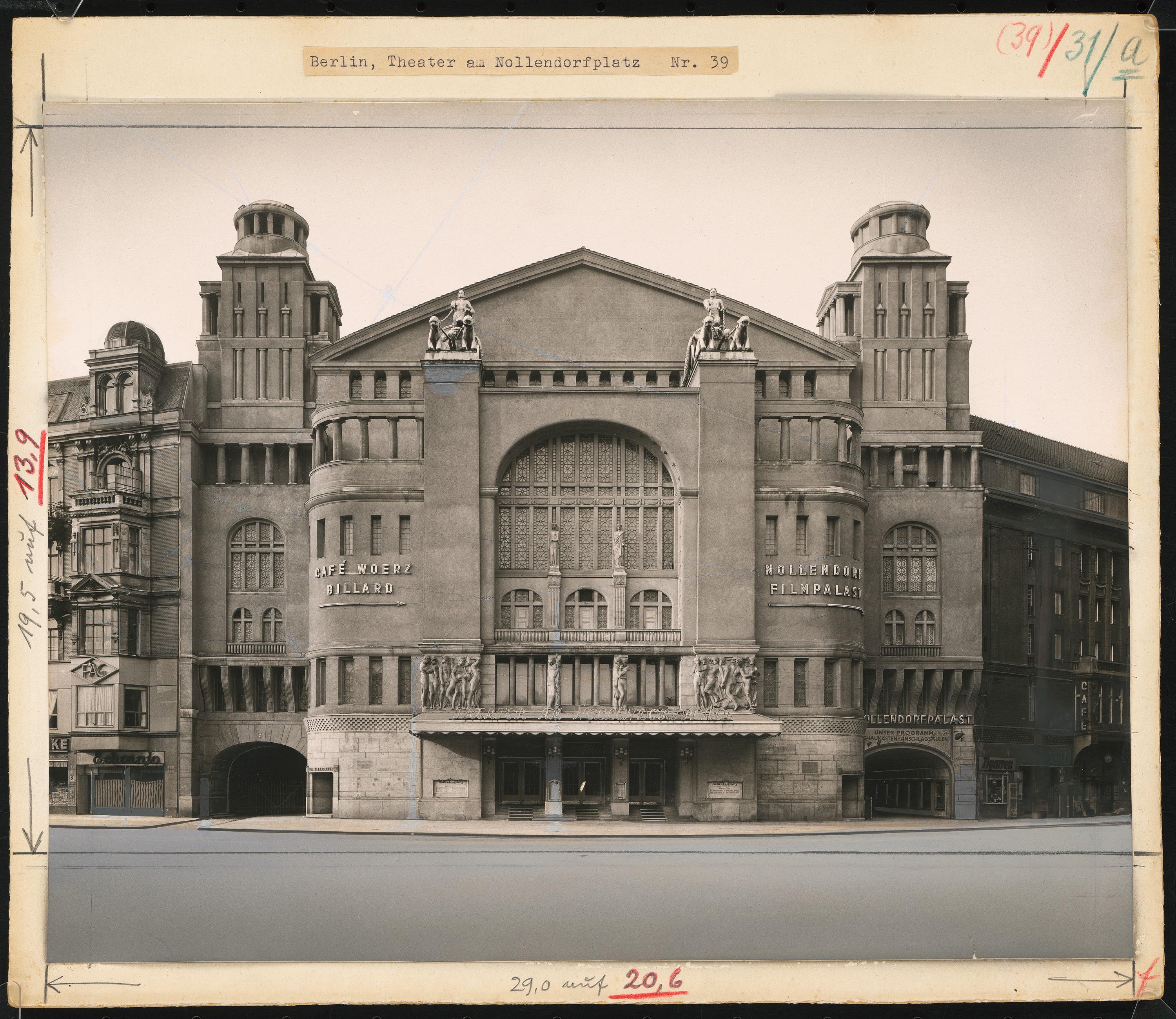 Das historische Theater am Nollendorfplatz. Hier fand 1927 mit Ernst Tollers „Hoppla, Wir leben!“ die Eröffnung der ersten Piscator-Bühne statt. Das Haus verfügte über eine der größten Drehbühnen Europas und wurde zum Zentrum von Piscators Theaterarbeit. Ansicht von Norden, 1942
