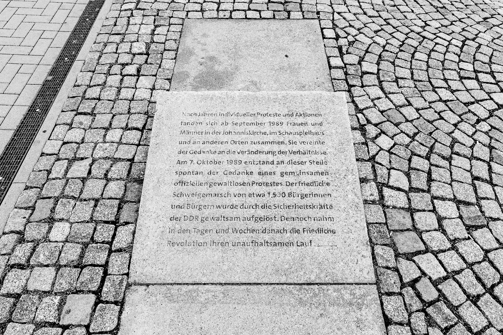 Erinnerung an den friedlichen Schweigemarsch am 7. Oktober 1989, Denkstein vor dem Luxorpalast (2011)