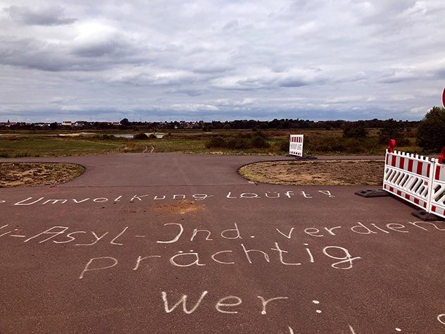 Stimmungsmache auf dem Land – Rechte Slogans auf dem Elbdeich zwischen Jerichow (Sachsen-Anhalt) und Burg (Brandenburg) 2019. Foto Fritz Engel / Archiv Agentur Zenit