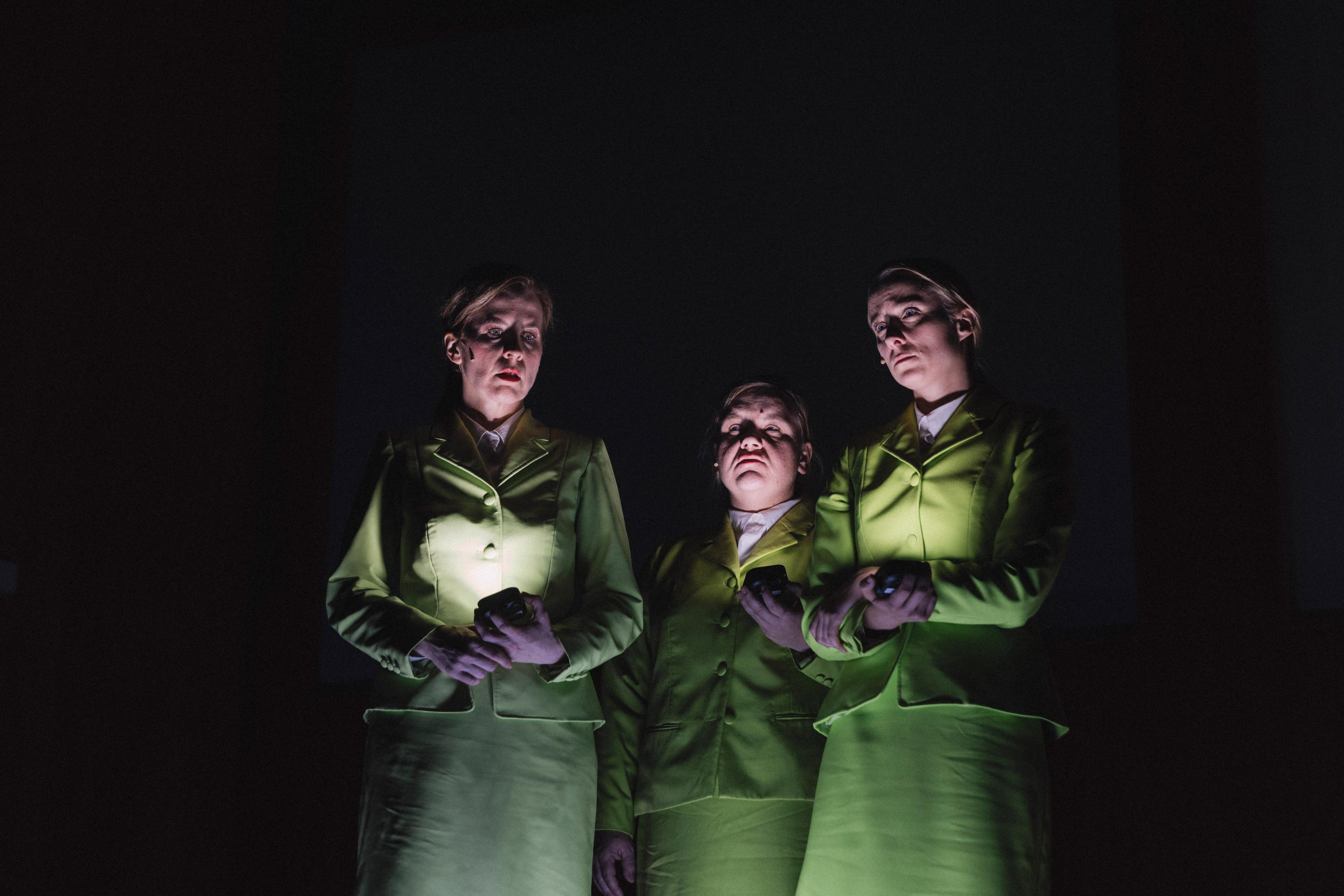 Evamaria Salcher, Julia Gräfner und Carmen Steinert (v. l.) in „Die Holländerinnen“ am Deutschen Theater Berlin. Regie: Jan Friedrich, Kostüme: Vanessa Rust.