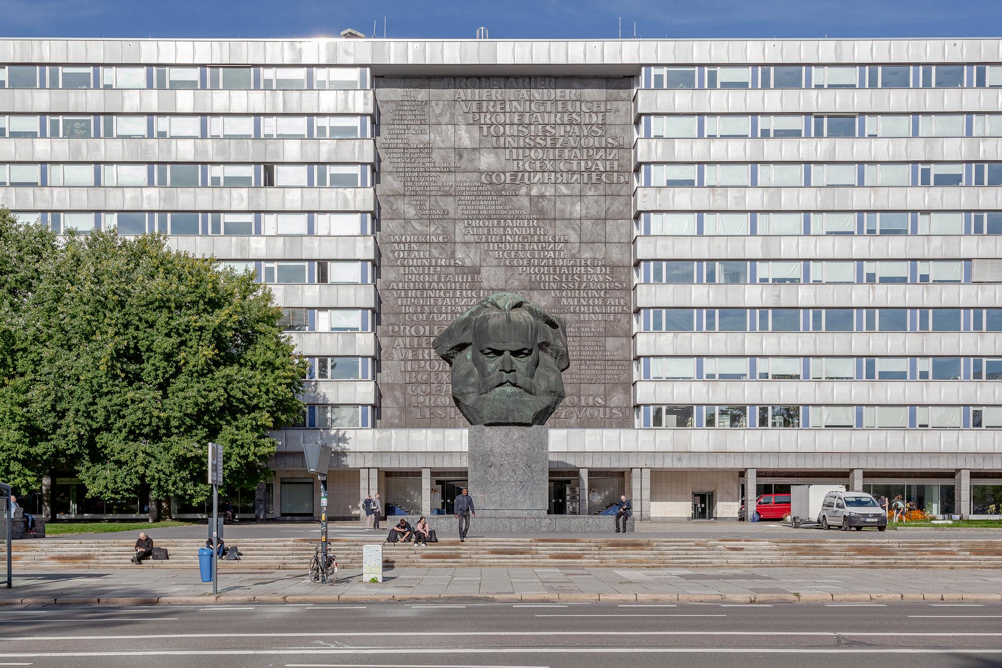 Karl-Marx-Monumentalplastik von Lew Kerbel, daneben der Chemnitz Open Space der Städtischen Kunstsammlungen