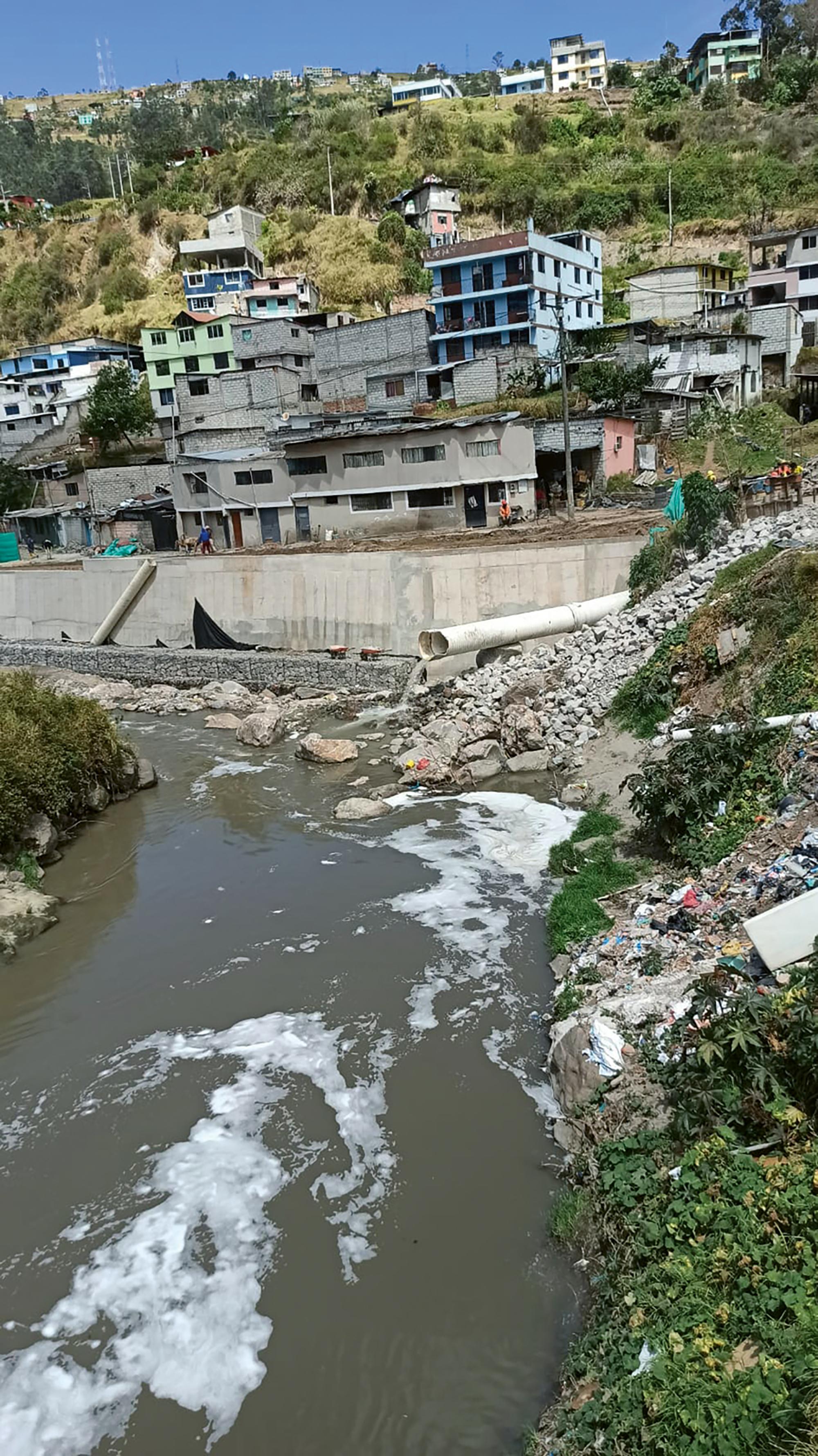 Der Machángara-Fluss. Er gewann 2024 den Prozess gegen die Stadt Quito (Ecuador).