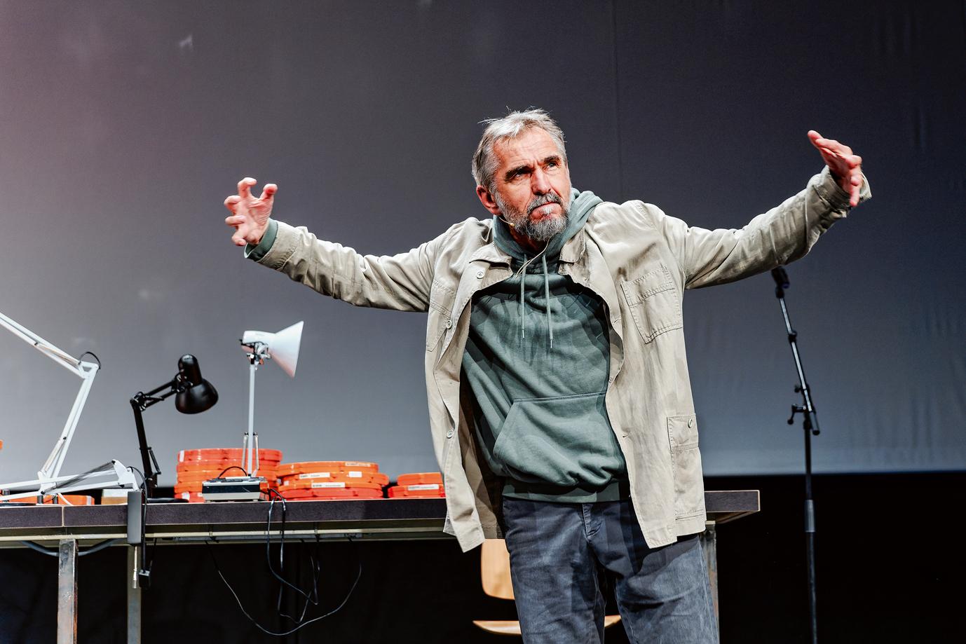 Was bringt den Künstler dazu, sich zu bewaff- nen und zu kämpfen? Oleh Stefan in „Sich waffnend gegen eine See von Plagen“ in der Regie von Stas Zhyrkov an der Berliner Schaubühne. Foto Gianmarco Bresadola