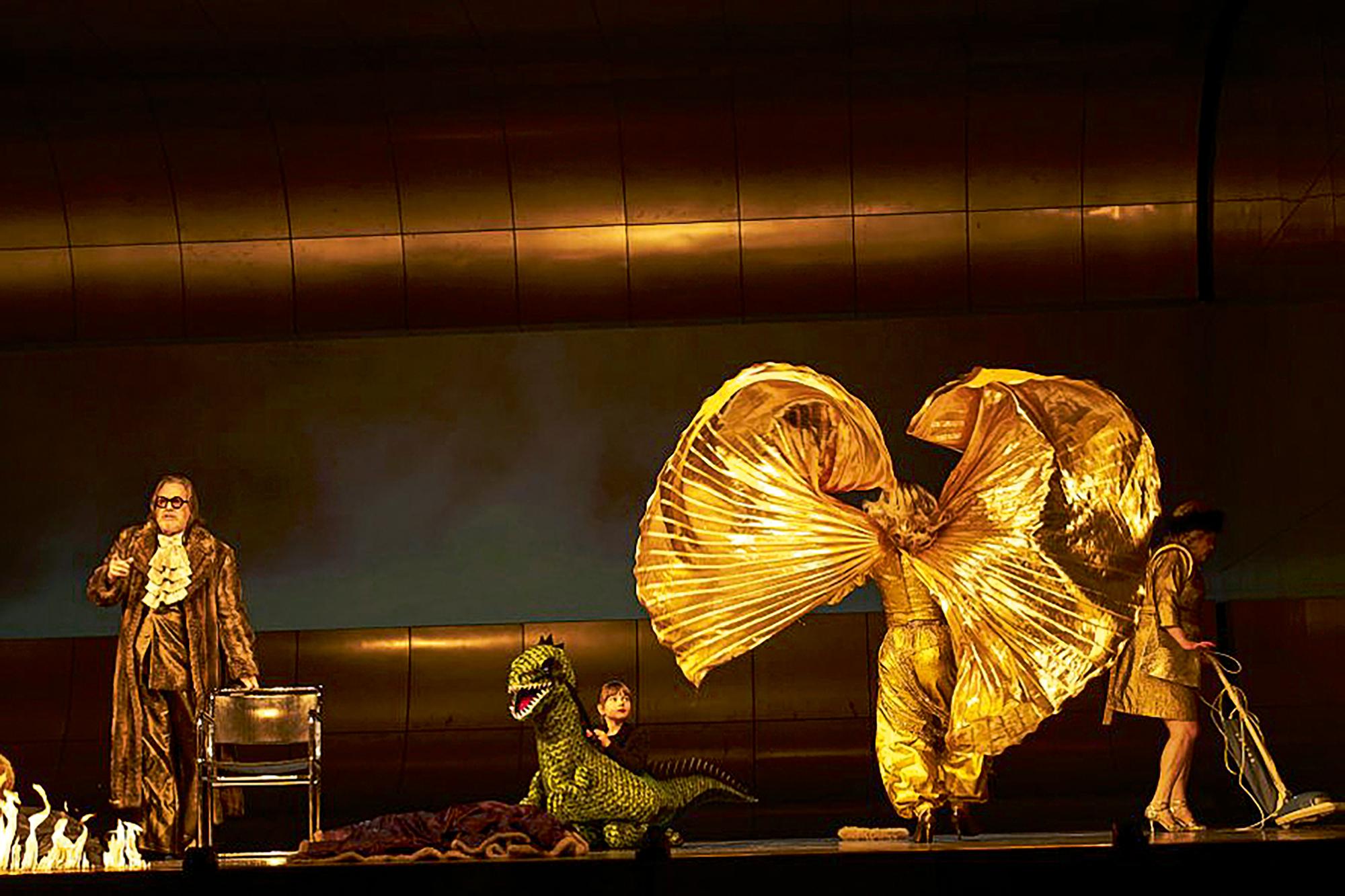 Szene aus „Wir sind noch einmal davongekommen“ (The Skin of our Teeth) von Thornton Wilder. Regie Stefan Bachmann am Burgtheater, Wien