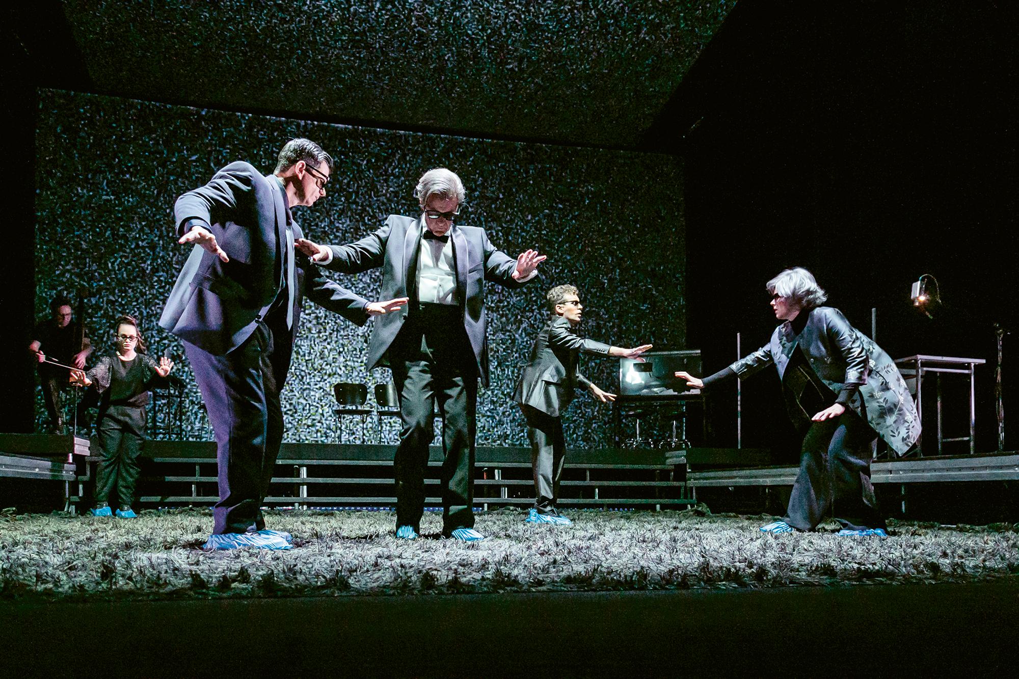 Die Welturaufführung von Salman Rushdies Roman „Golden House“ am Theater Erlangen, Regie & Bühne Thomas Krupa