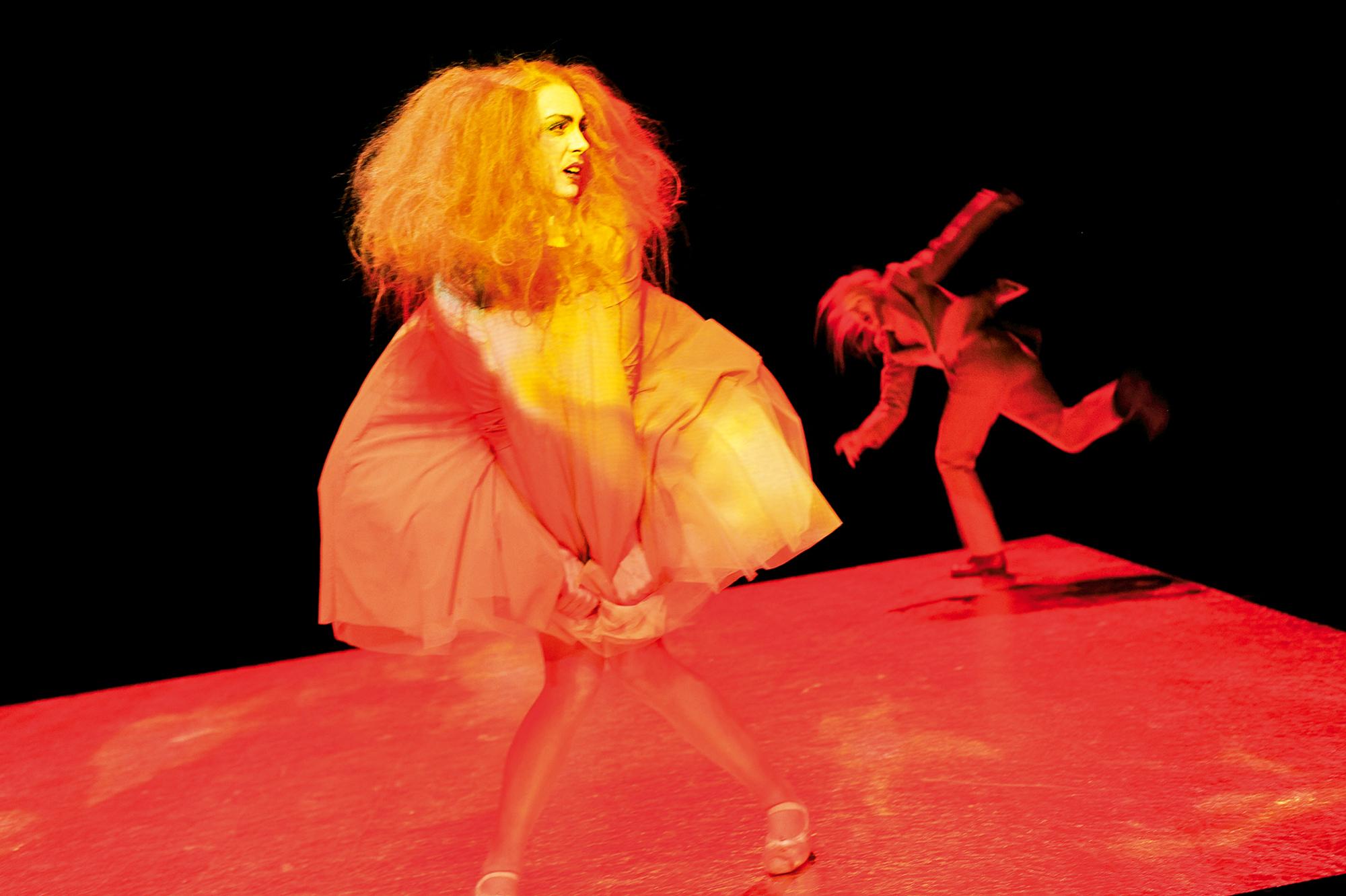 Henrik Ibsen – NORA (Oberhausen 2010, Regie: Herbert Fritsch); v. l. n. r.: Manja Kuhl, Jürgen Sarkiss