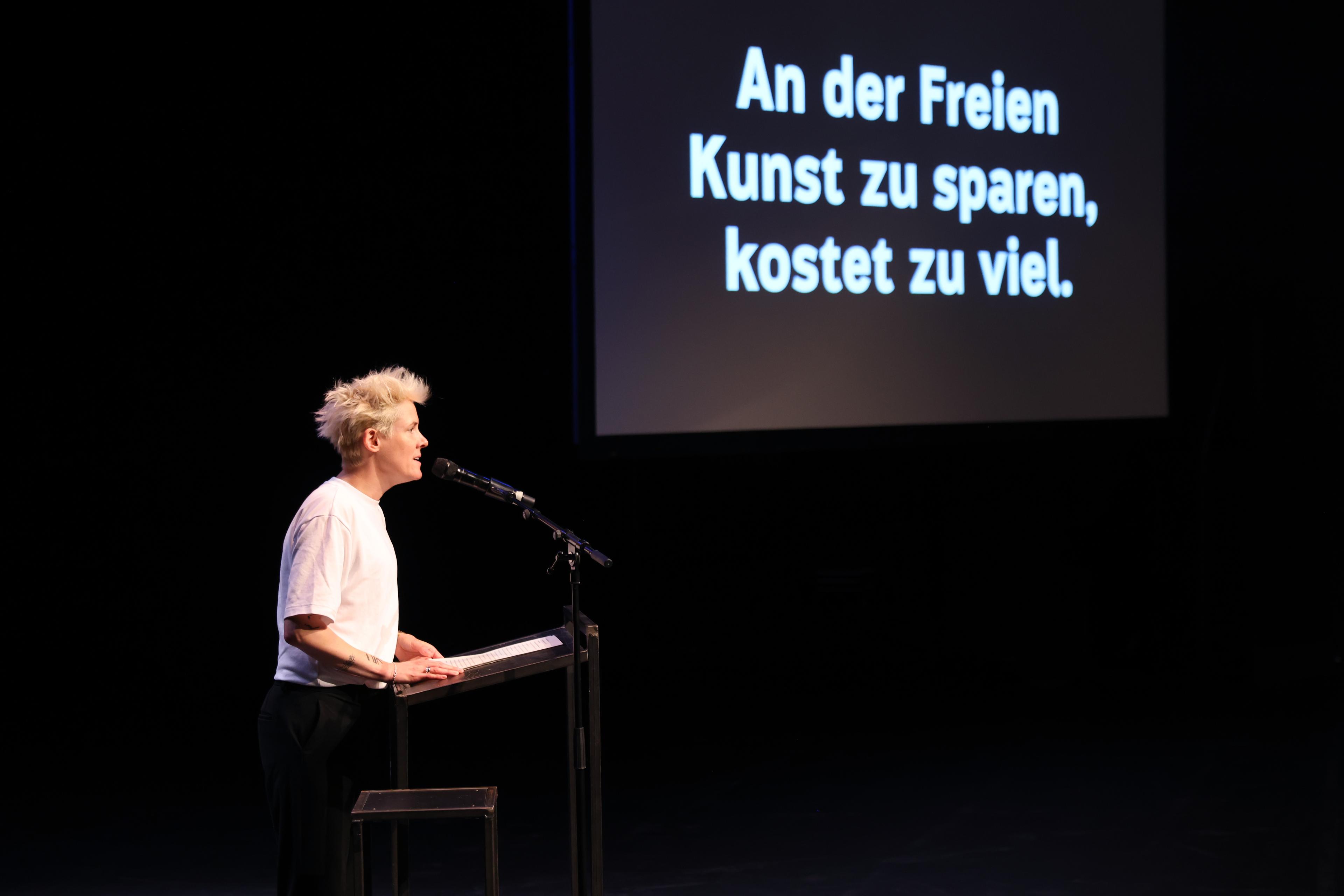Heinrich Horwitz beim Pressegespräch im HAU, bei dem Künstler:innen die von Heinrich Horwitz initiierte Petition „An der Freien Kunst zu sparen, kostet zu viel“ vorstellten. Foto Dorothea Tuch