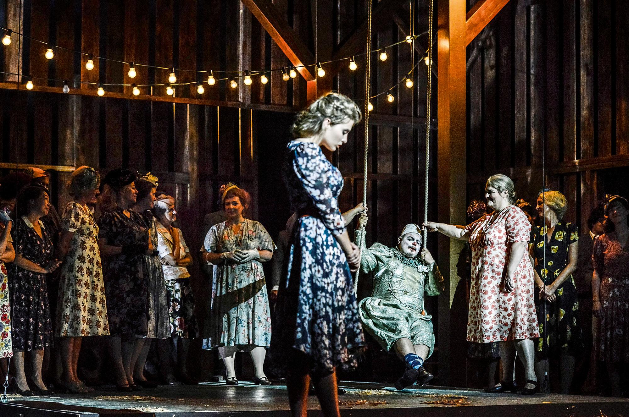 Peter Tschaikowsky – EUGEN ONEGIN (Freiburg 2018, Regie: Peter Carp); v. l. n. r.: Satik Tumjan, Solen Mainguené, Roberto Gionfriddo, Anja Jung
