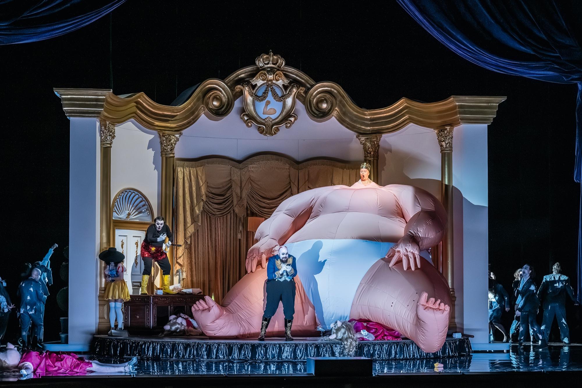 Komparserie der Hamburgischen Staatsoper, Andrew Watts als Mickey, Eric Jurenas als Tuckey, Georg Nigl als König/Präsident, Sarah Defrise als Vampi und Kristina Stanek als Bampi in „Monster’s Paradise“ (Olga Neuwirth), Regie Tobias Kratzer, Musikalische Leitung Titus Engel an der Hamburgische Staatsoper 2026