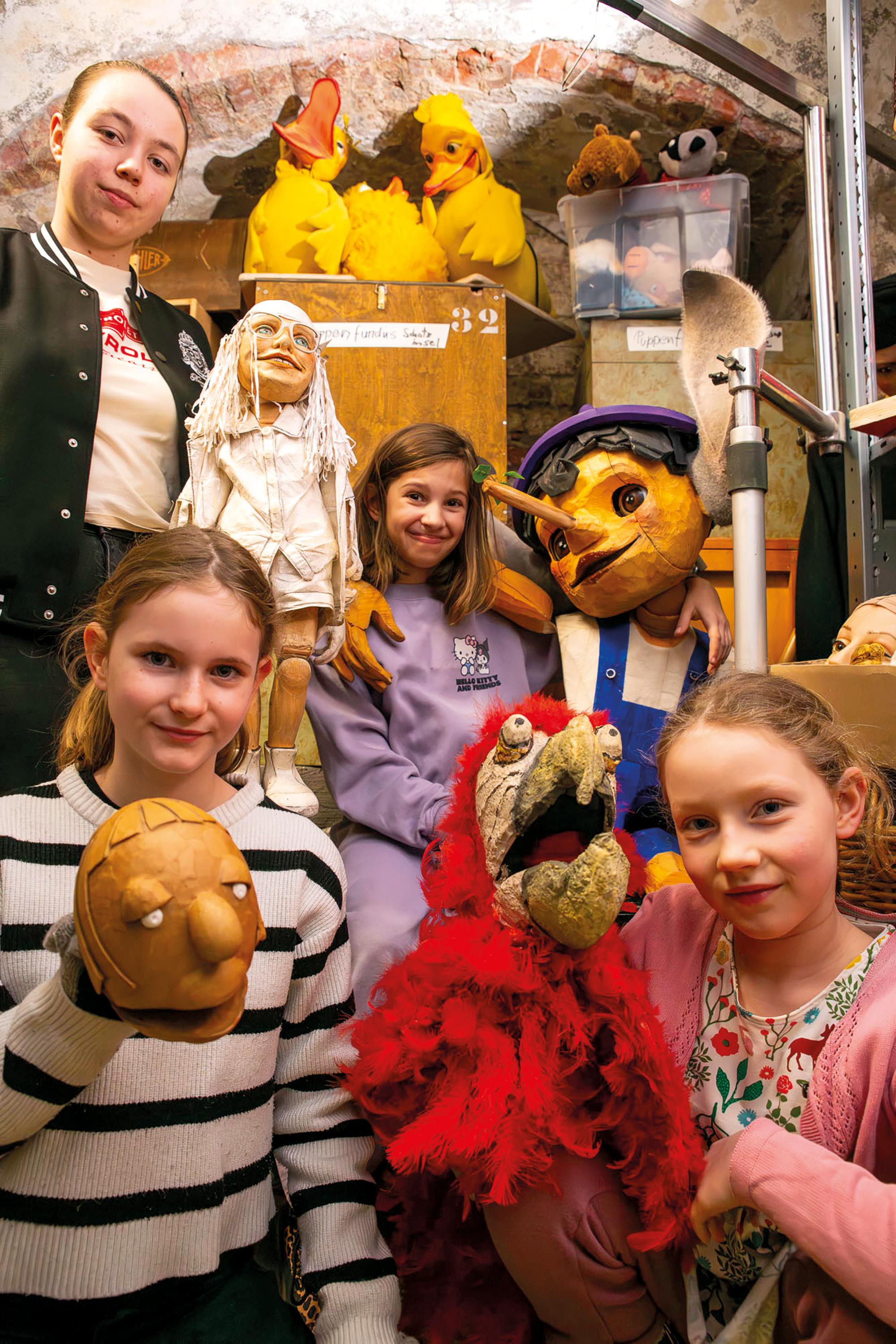 Arina, Karlotta, Olivia und Sophia (v.l.n.r.) vom Kinder- und Jugendbeirat des tjg. im Puppenfundus.