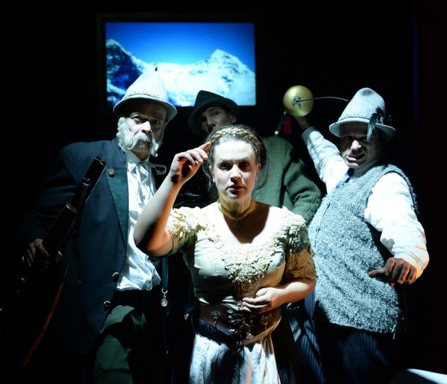 Für die Freiheit! – Aber der Fremde darf nicht mit? Jo Fabians "Wilhelm Tell" (hier mit Matthias Horn, Gabriella Weber, Boris Schwiebert und Thomas Schweiberer). Foto Andreas Köhring