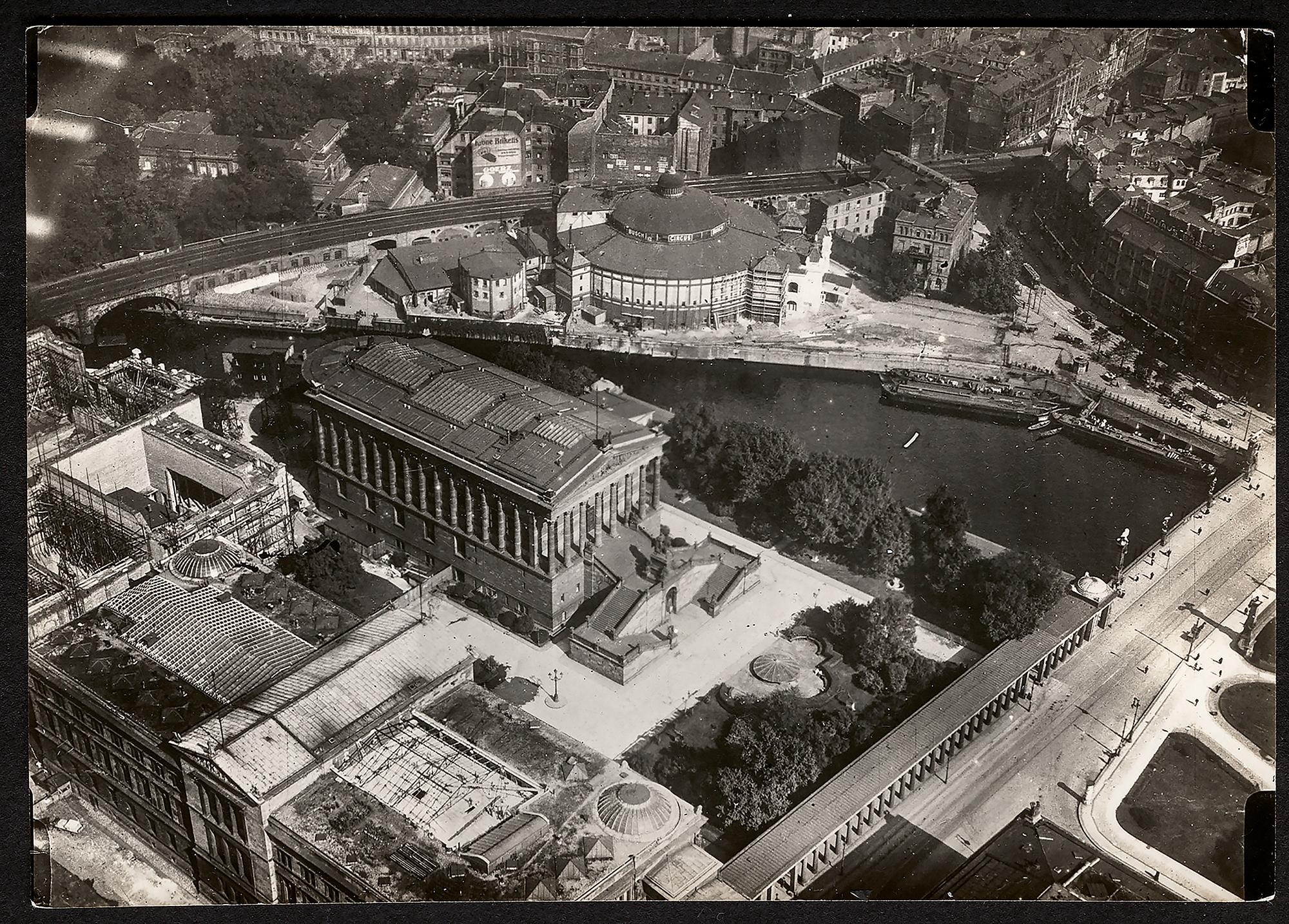 Luftaufnahme von Circus Busch Berlin. Im Vordergrund die Alte Nationalgalerie, im Hintergrund der Bahnhof Börse, heute Hackescher Markt (1919).