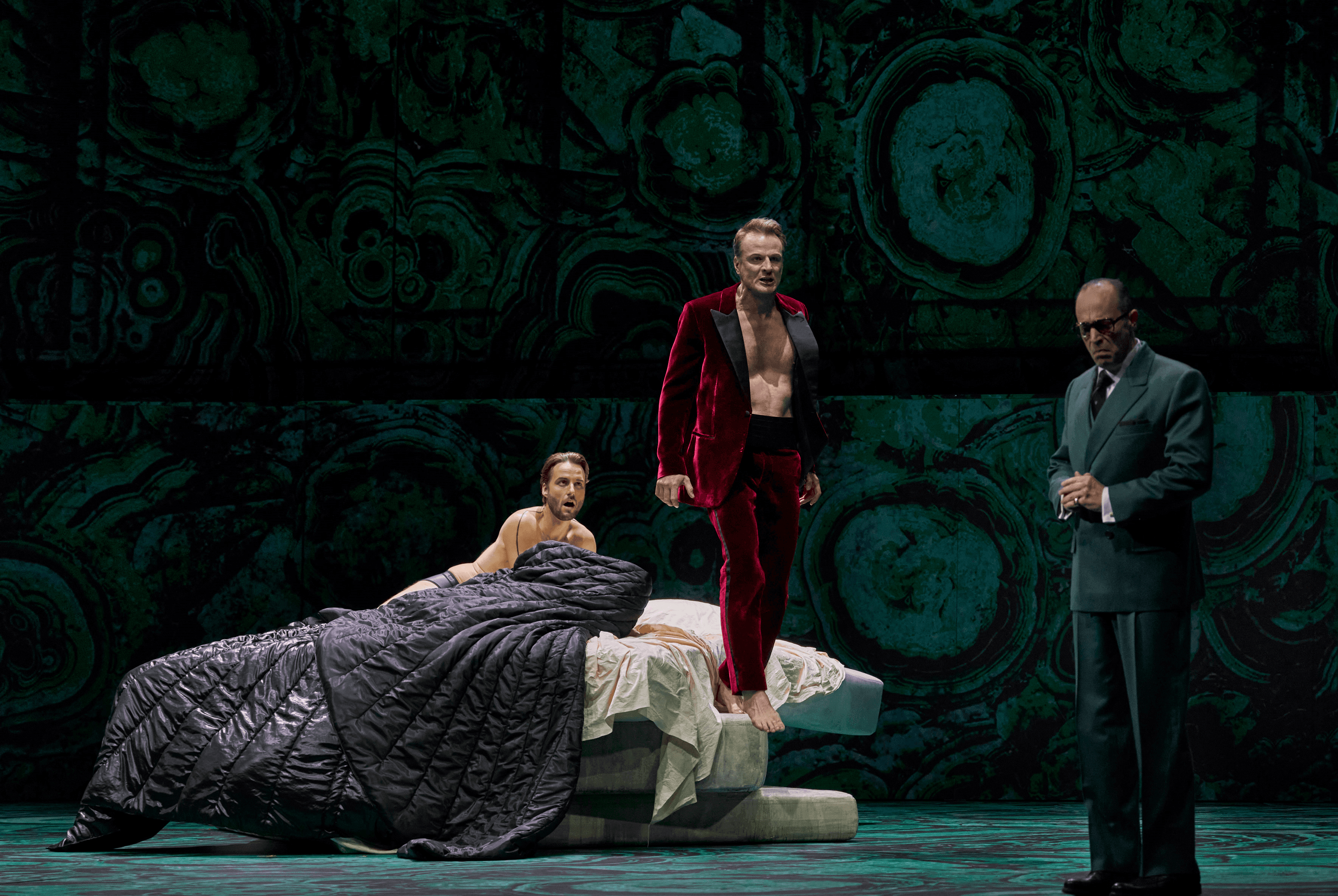 Björn Bürger als Gaveston, Ivan Ludlow als Edward II und Mark Milhofer als Mortimer in „Lessons in Love and Violence“ von George Benjamin. Foto Herwig Prammer