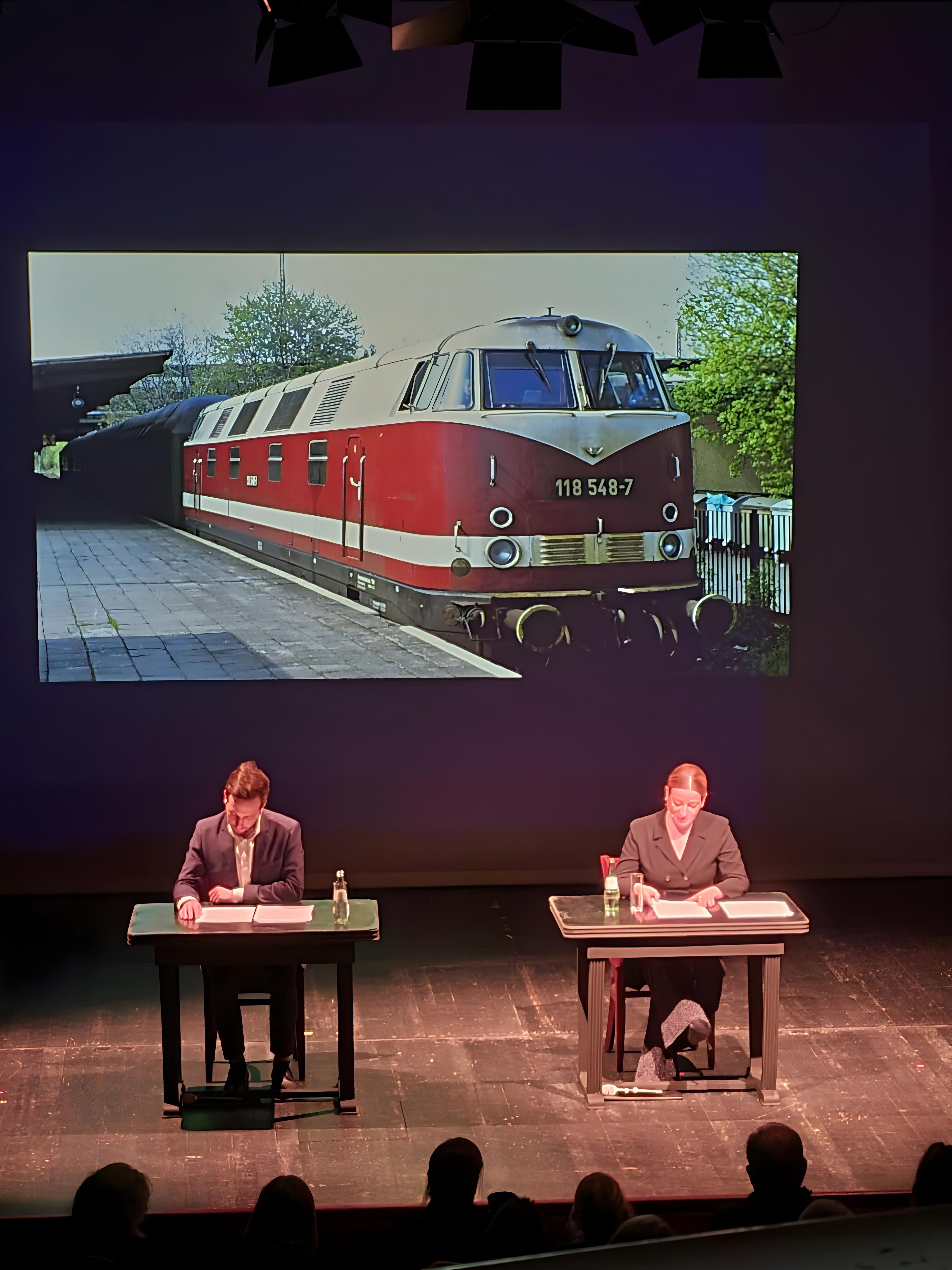 Nina Gummich und Robert Will bei der szenischen Lesung aus „Zwei Ansichten“ an der TOG Neubrandenburg/Neustrelitz. Foto Juliane Fischer