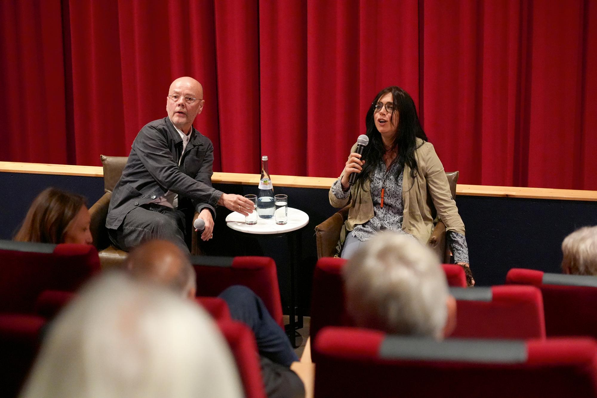 Autorin Theresia Walser im Gespräch mit Harald Müller und dem Publikum zu »Eschenliebe« während des Stückemarkts bei den Baden-Württembergischen Theatertagen in Aalen 2023