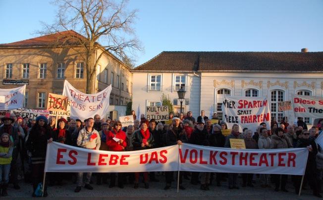 Mecklenburg-Vorpommerns Kulturförderung erlebt gerade ihr Waterloo – Kein Erhalt, sondern Abbau. Dagegen wird heftig protestiert, hier nach der beschlossenen Spartenschließung am 9. März 2015 in Neustrelitz. Foto Winfried Wagner